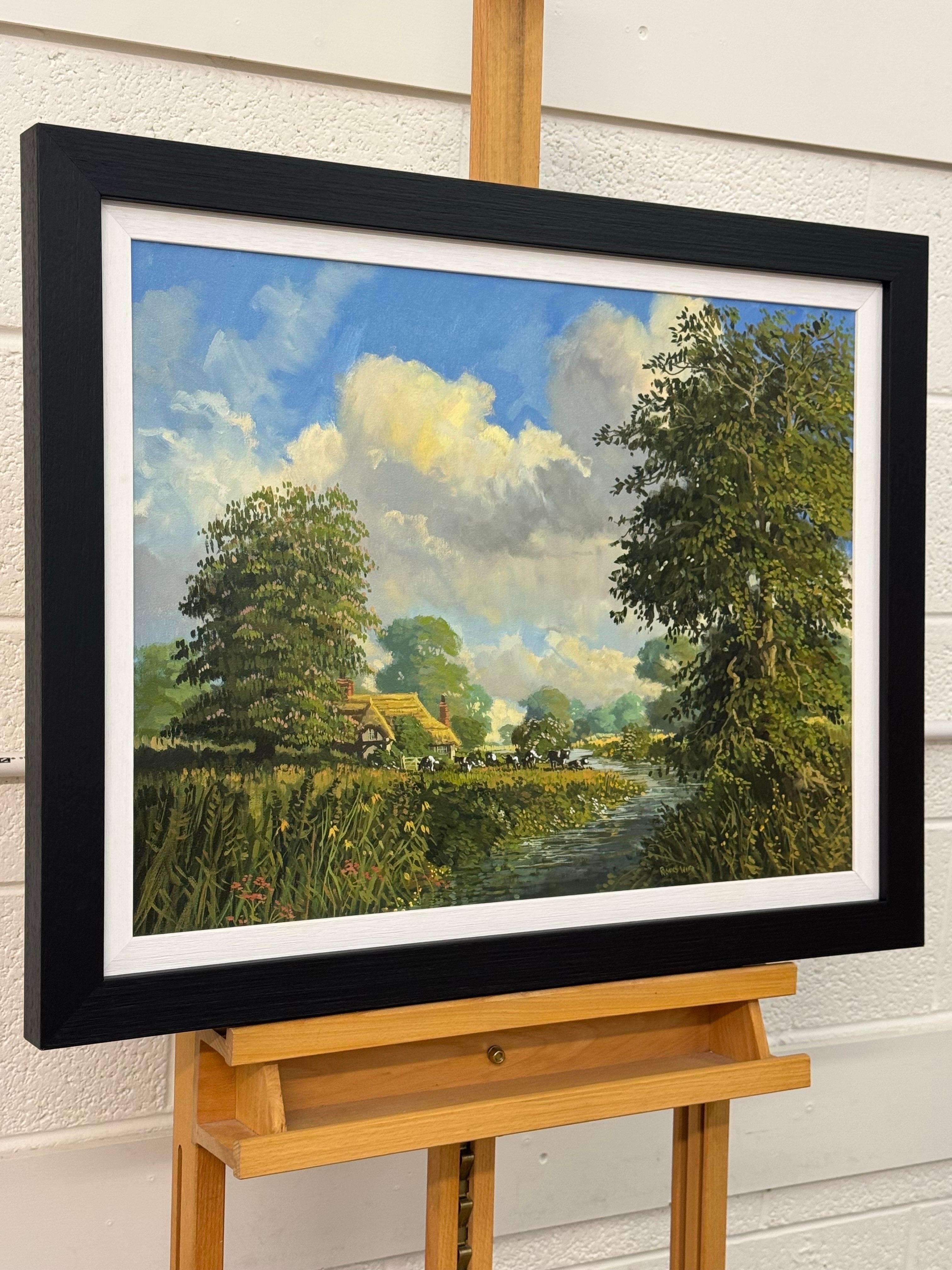 Quadro di campagna inglese con cottage con tetto di paglia, fiume e mucche al pascolo - Painting di Richard Wood