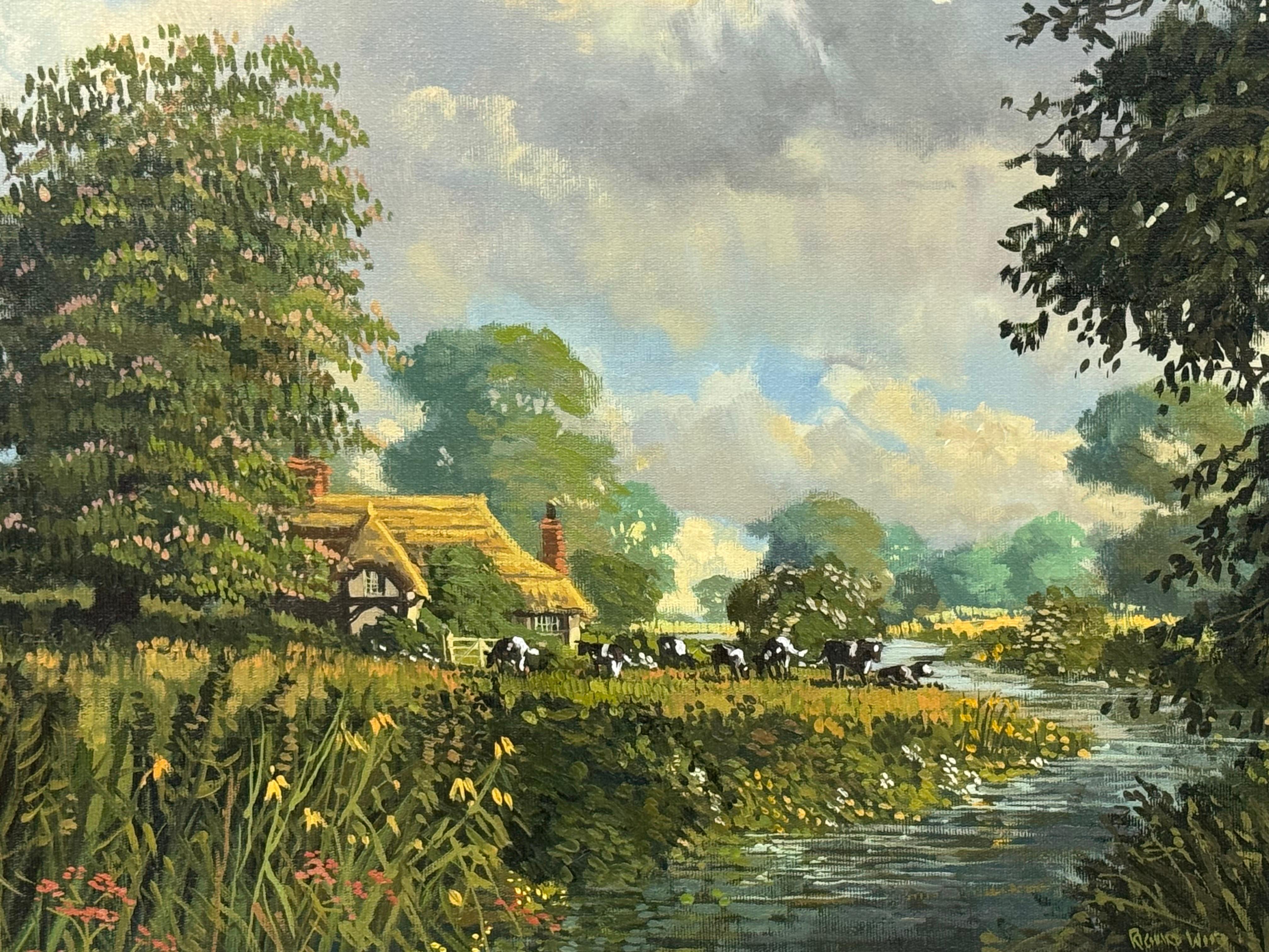 Quadro di campagna inglese con cottage con tetto di paglia, fiume e mucche al pascolo di un artista britannico

L'arte misura 24 x 18 pollici
La cornice misura 29 x 23 pollici

Questo accattivante dipinto originale di Richard Woods racchiude il