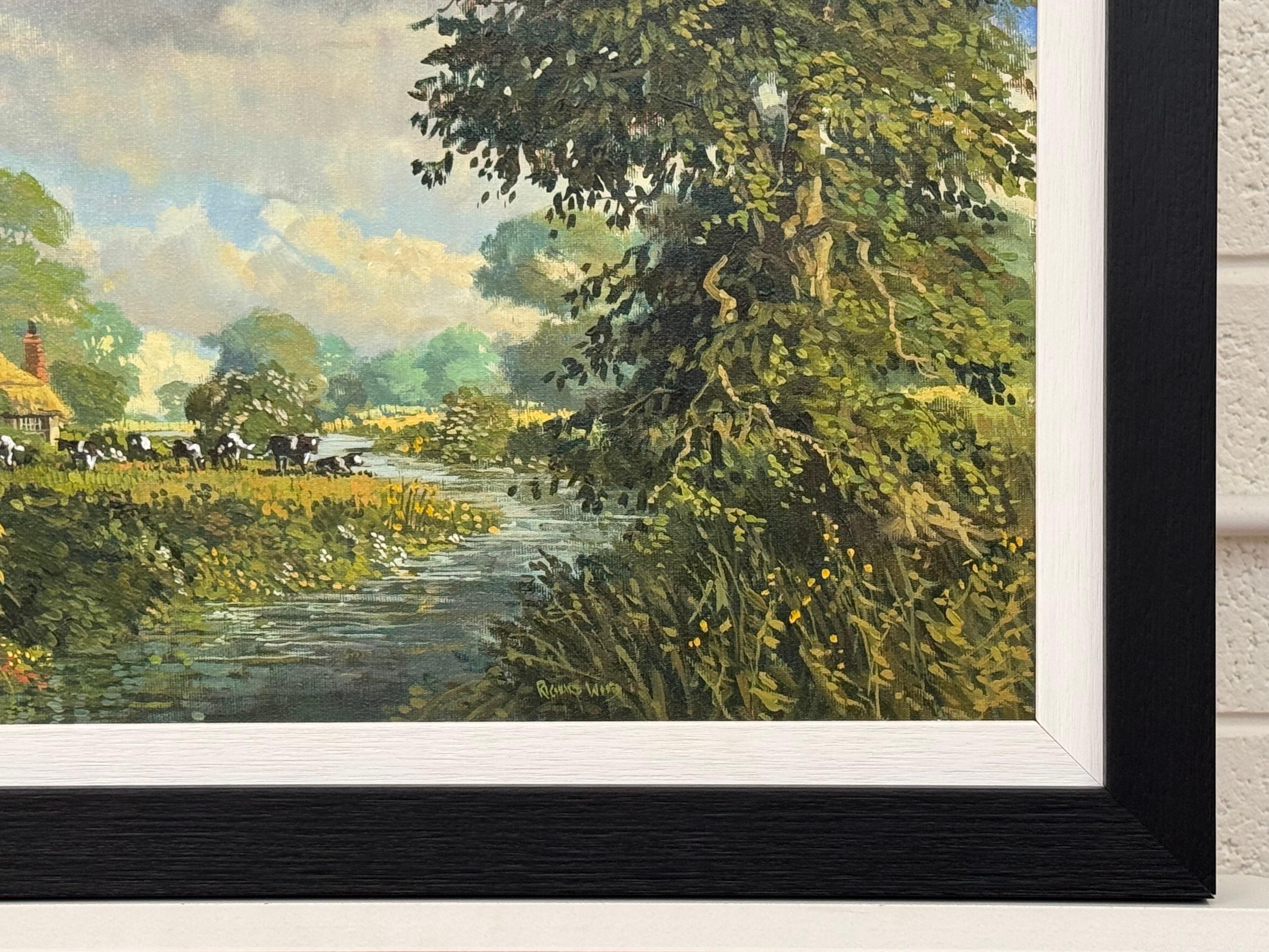 Quadro di campagna inglese con cottage con tetto di paglia, fiume e mucche al pascolo in vendita 2