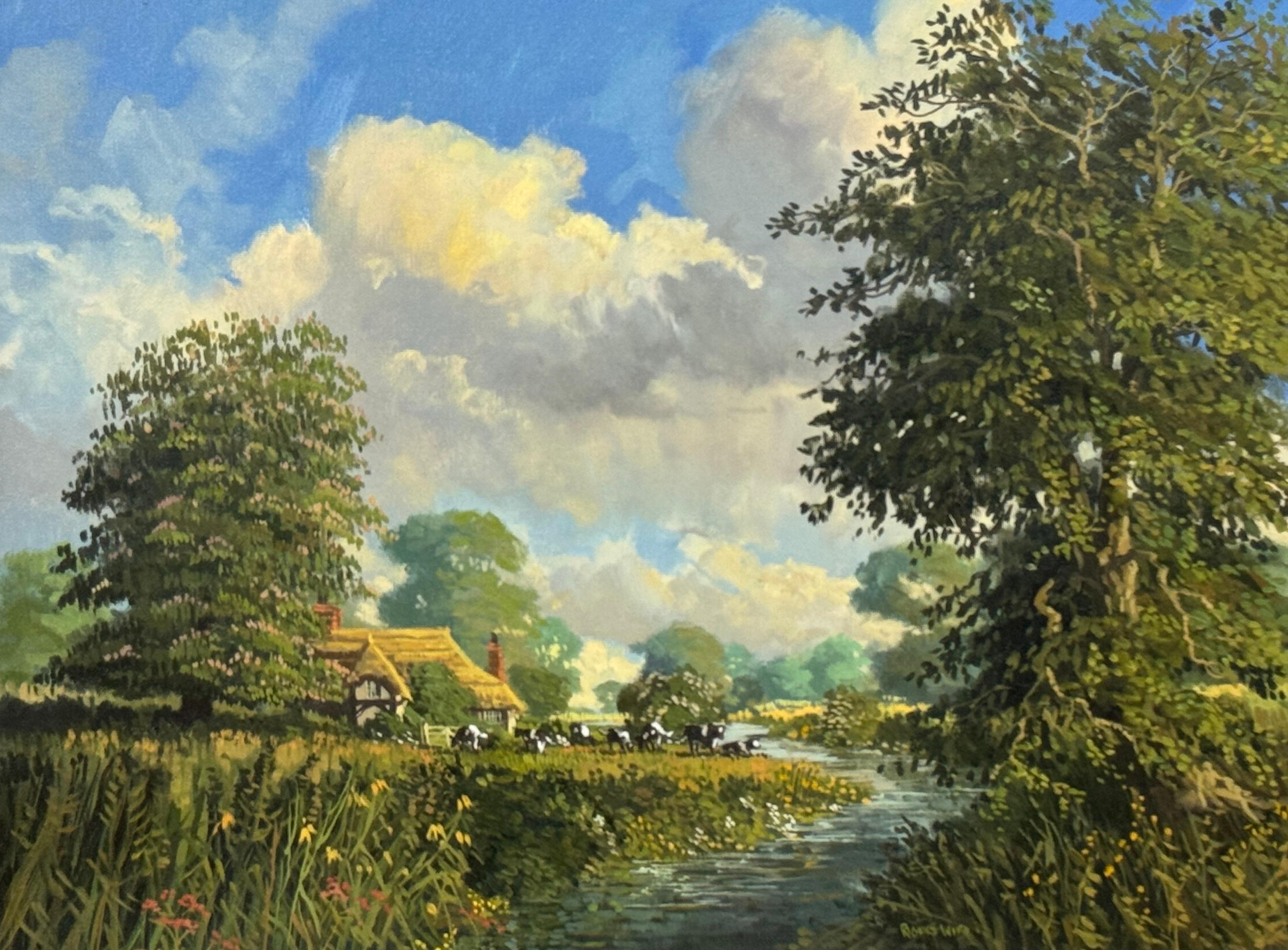Quadro di campagna inglese con cottage con tetto di paglia, fiume e mucche al pascolo in vendita 4