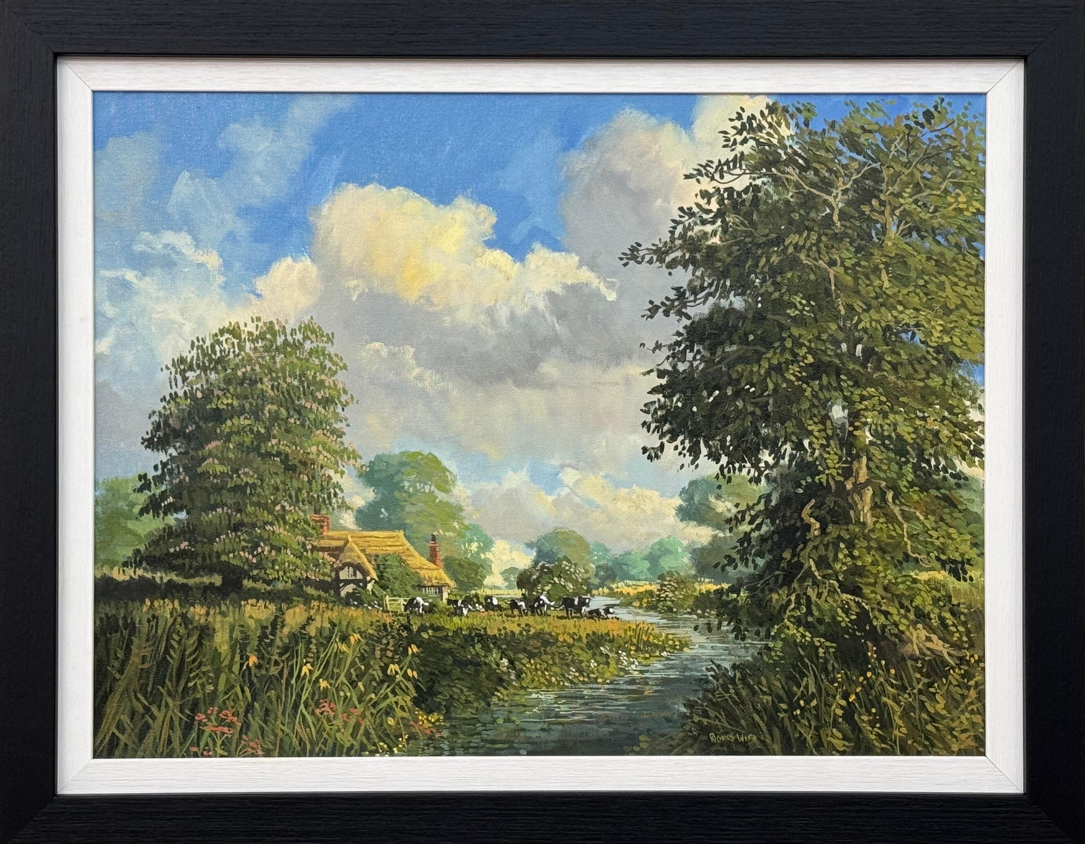 Quadro di campagna inglese con cottage con tetto di paglia, fiume e mucche al pascolo