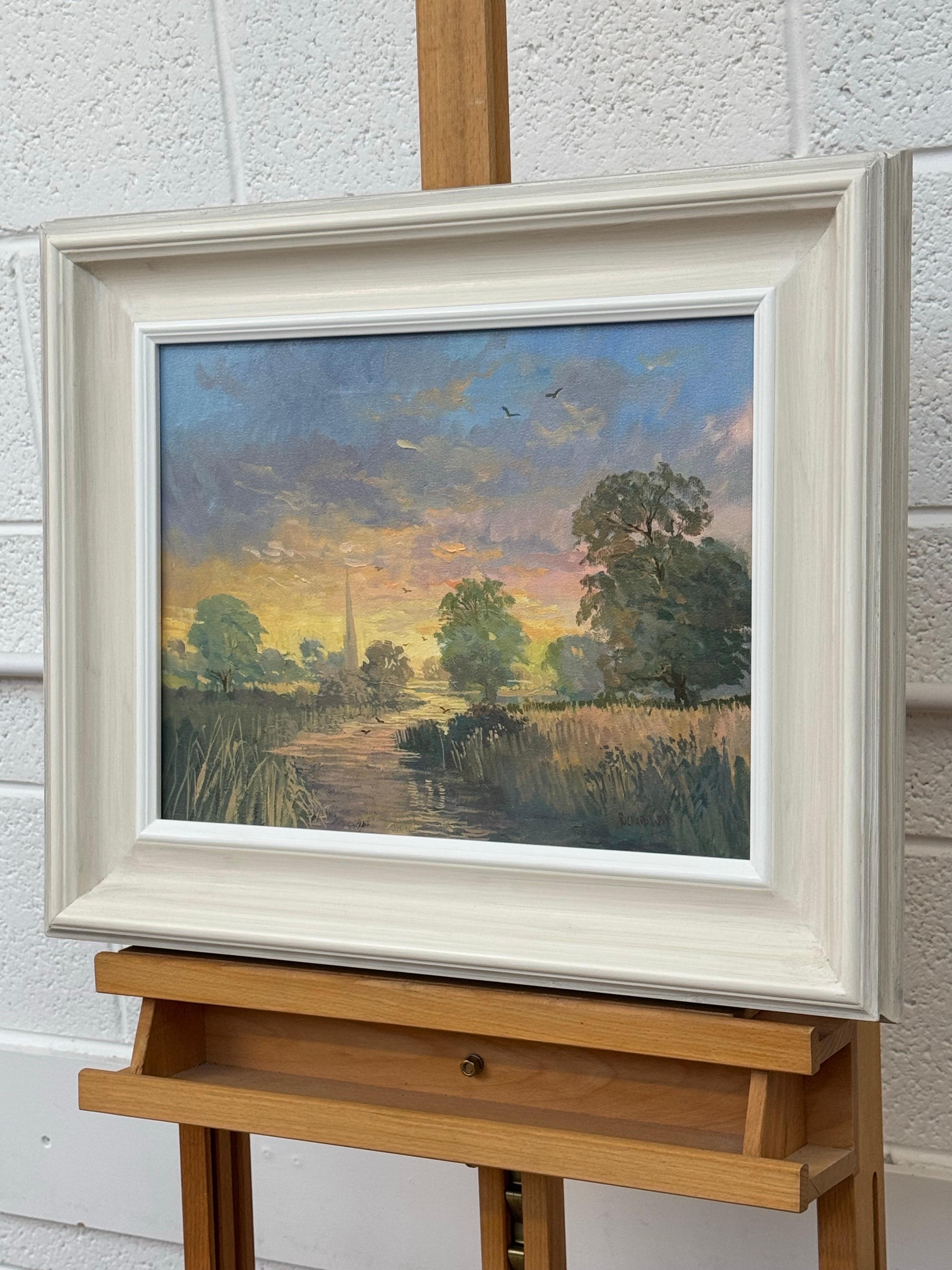 Amanecer en un pueblo junto al río en la campiña inglesa con la aguja de una iglesia y pájaros - Landscape Painting Gris de Richard Wood