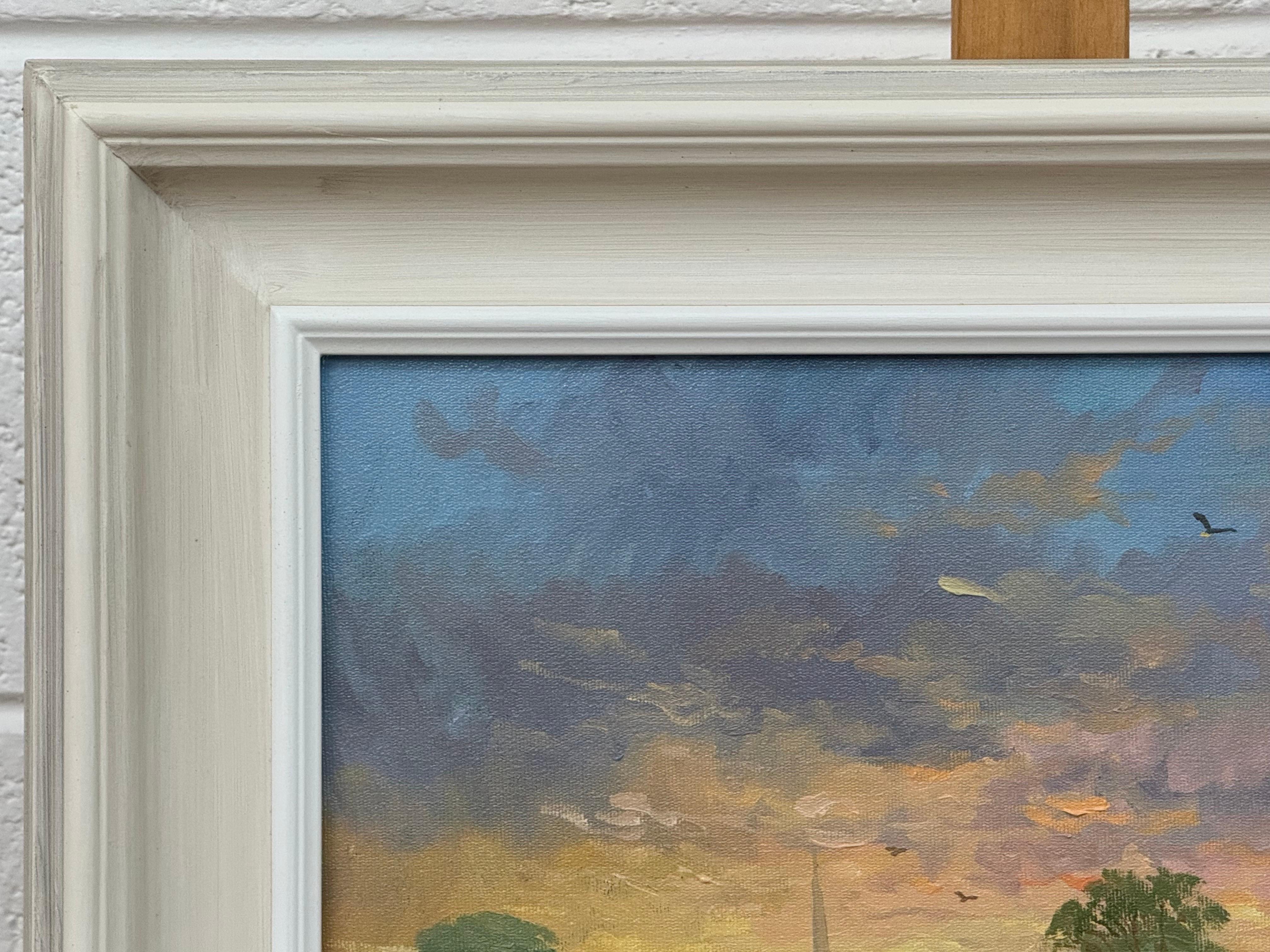Amanecer en un pueblo junto al río en la campiña inglesa con aguja de iglesia y pájaros por un artista británico del siglo XX

El arte mide 16 x 12 pulgadas 
El marco mide 21 x 17 pulgadas 

Este cuadro original de Richard Wood capta la tranquila