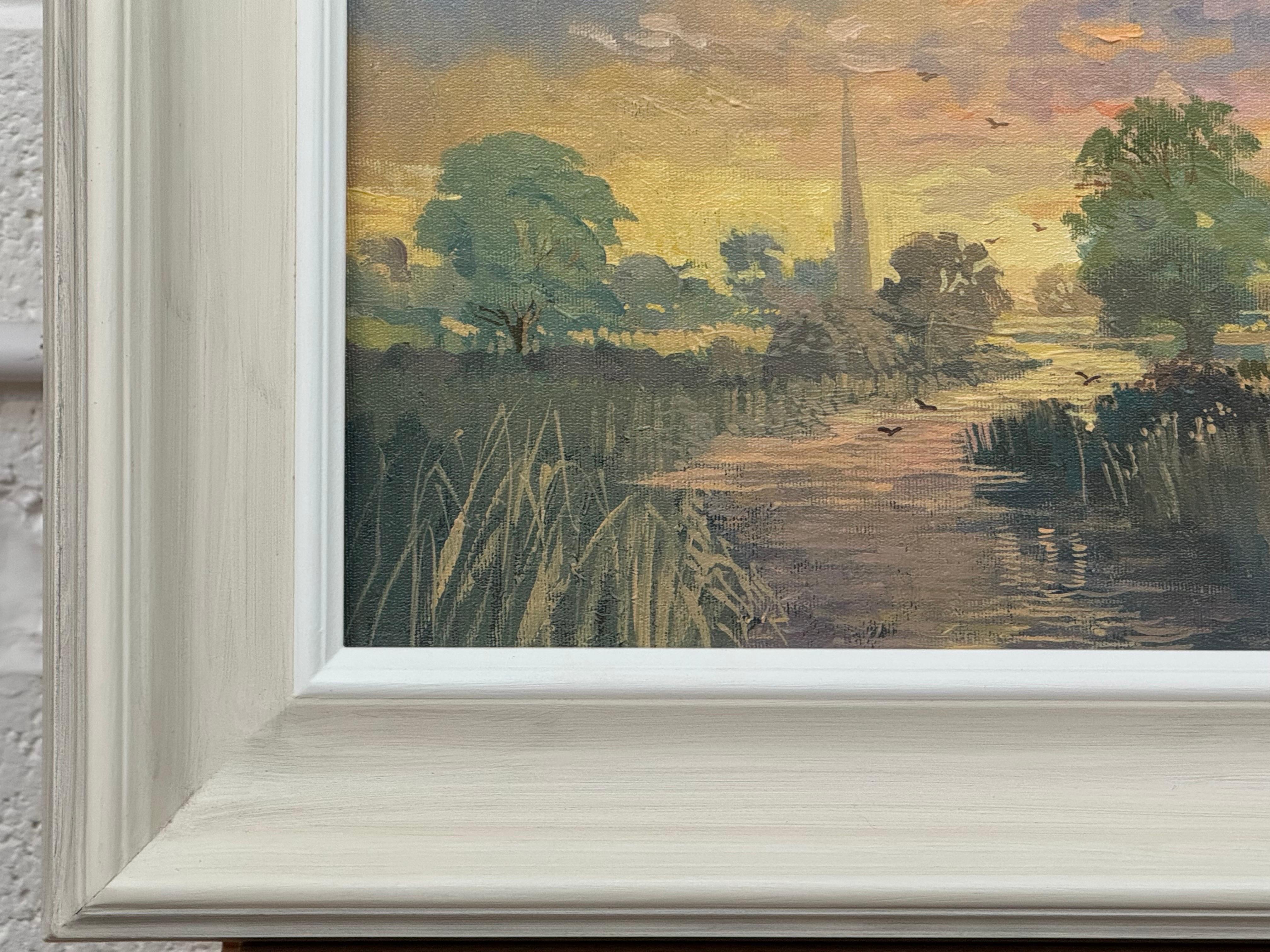 Amanecer en un pueblo junto al río en la campiña inglesa con la aguja de una iglesia y pájaros en venta 3