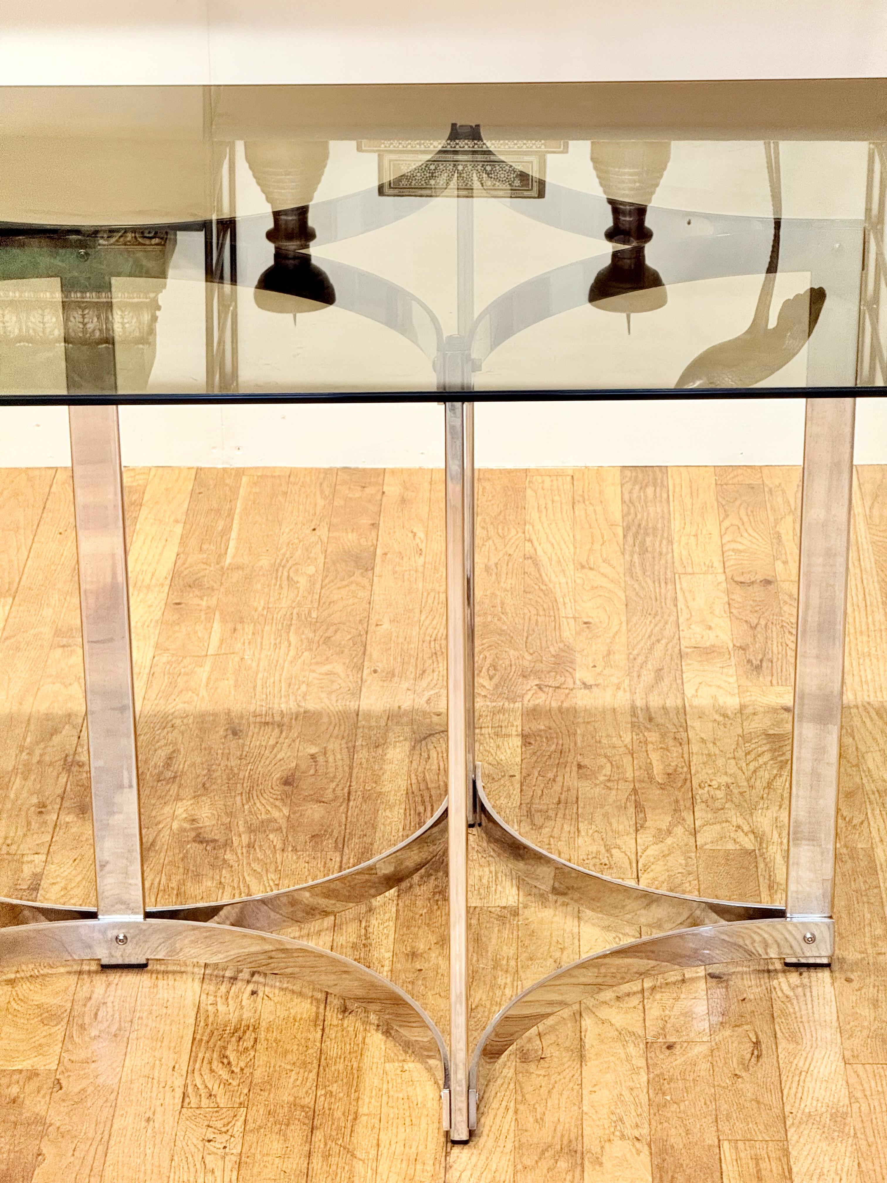 Table de salle à manger Richard Young pour Merrow Associates en chrome et verre fumé en vente 6