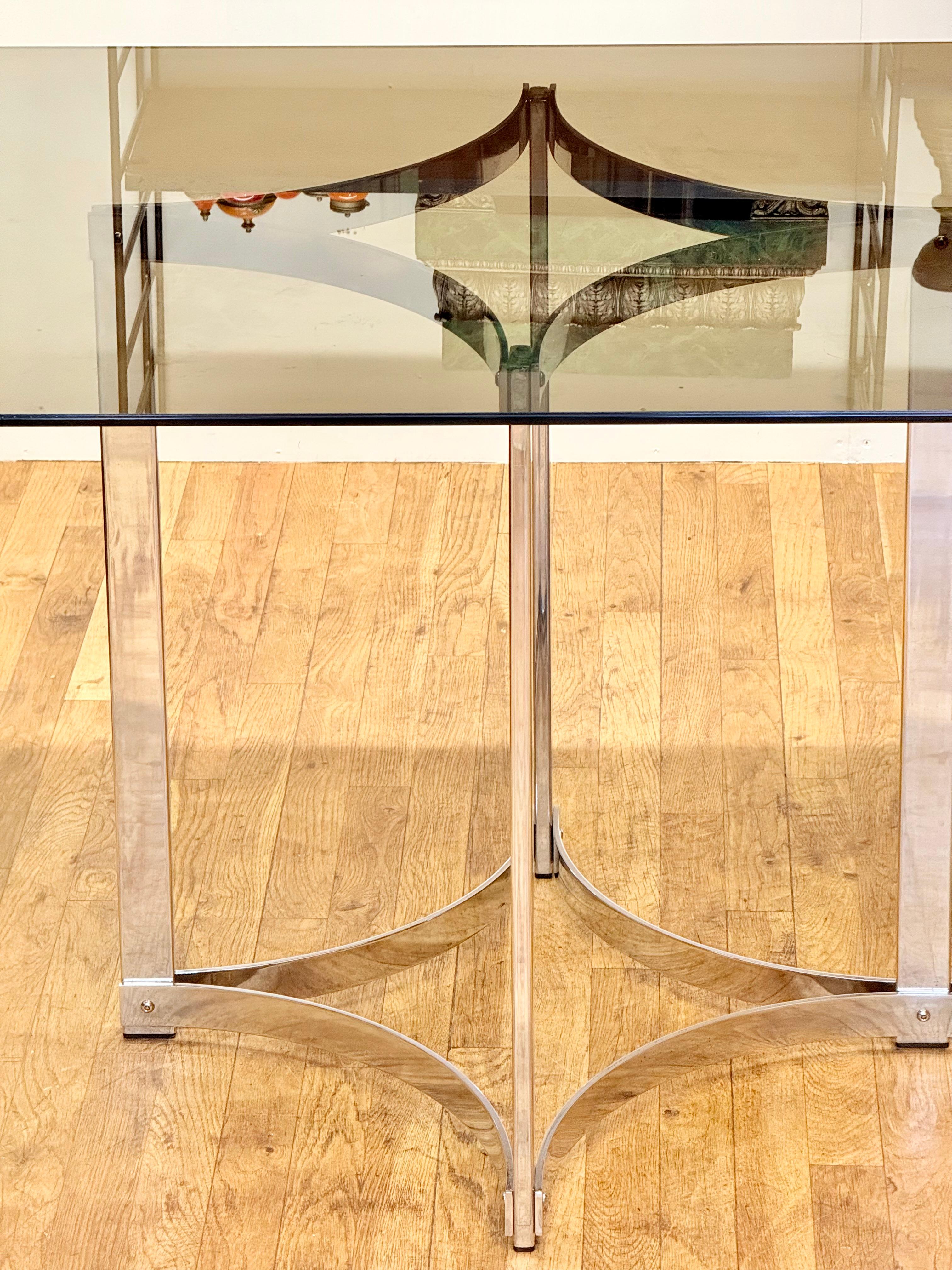 Table de salle à manger Richard Young pour Merrow Associates en chrome et verre fumé en vente 7