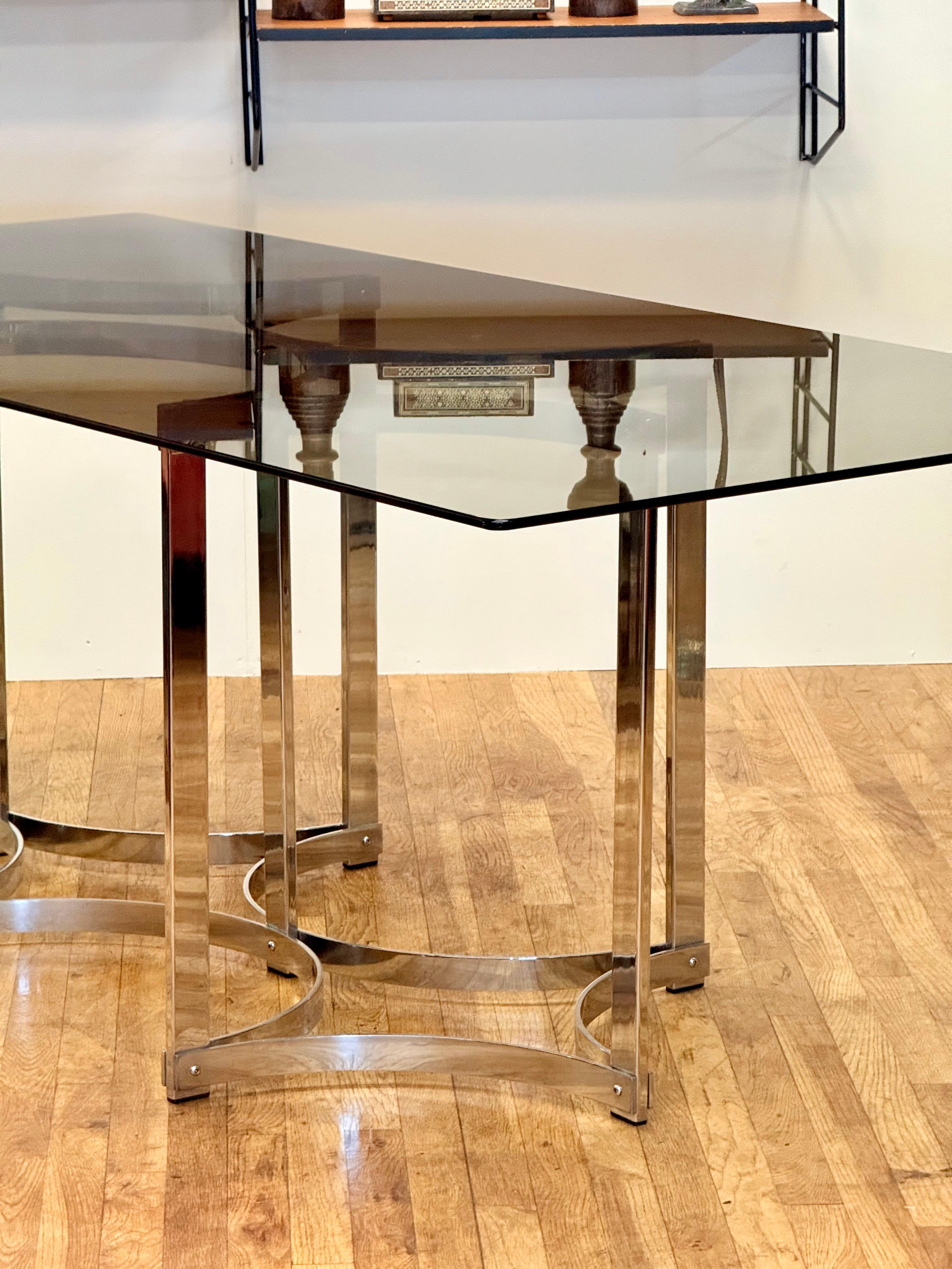 Table de salle à manger Richard Young pour Merrow Associates en chrome et verre fumé en vente 10