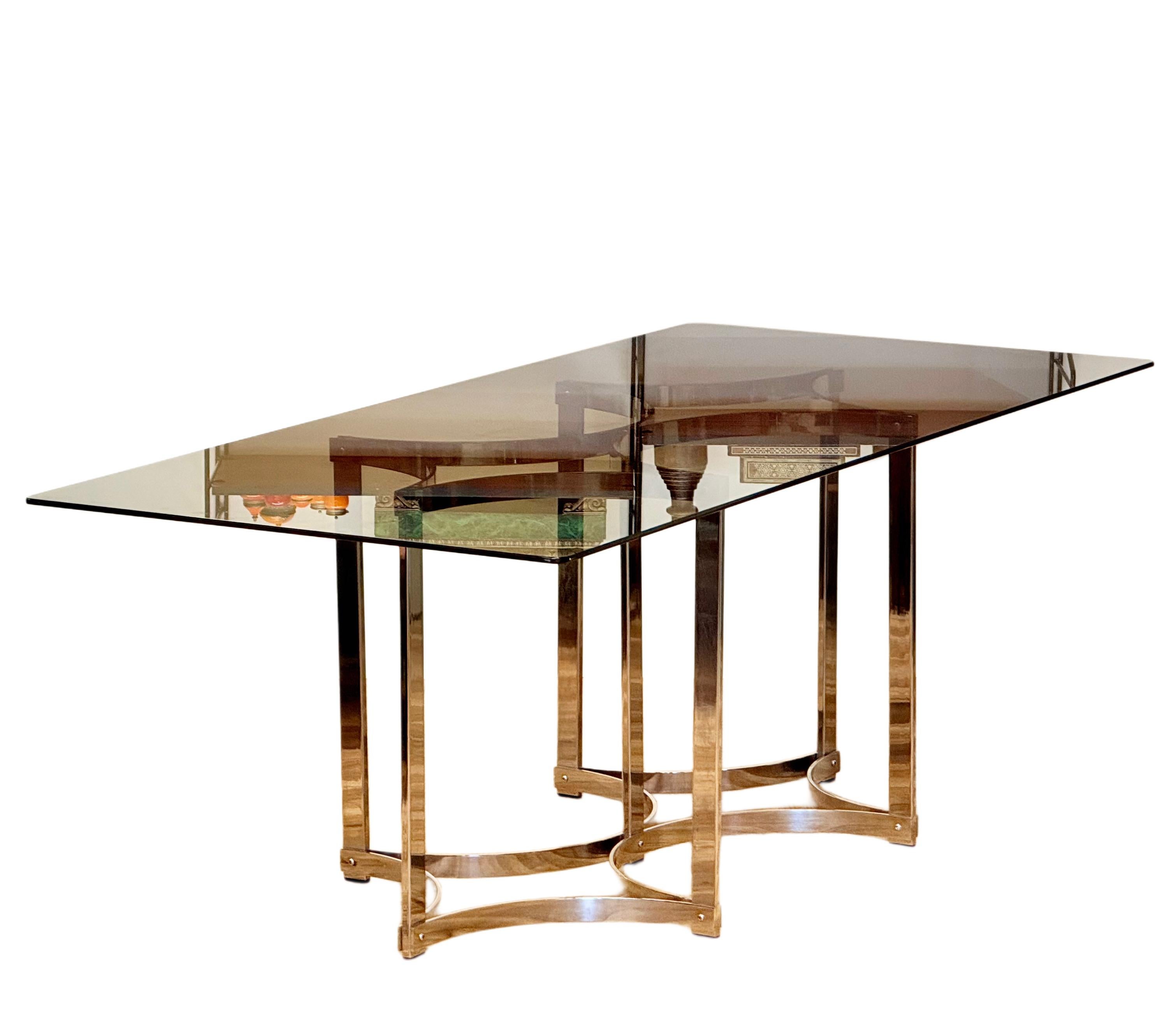 in 1970, 1970 Merrow Associates Table de salle à manger en verre fumé chromé

Description :

Plongez dans la brume glamour du design britannique des années 1960 et 1970 avec cette table de salle à manger exceptionnelle de Merrow Associates,