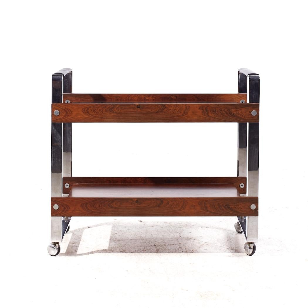 Richard Young pour Merrow Associates Chariot de service en palissandre et chrome du milieu du siècle dernier

Ce chariot de service mesure : 29,5 de large x 18,25 de profond x 26,5 de haut

Tous les meubles peuvent être achetés dans ce que nous