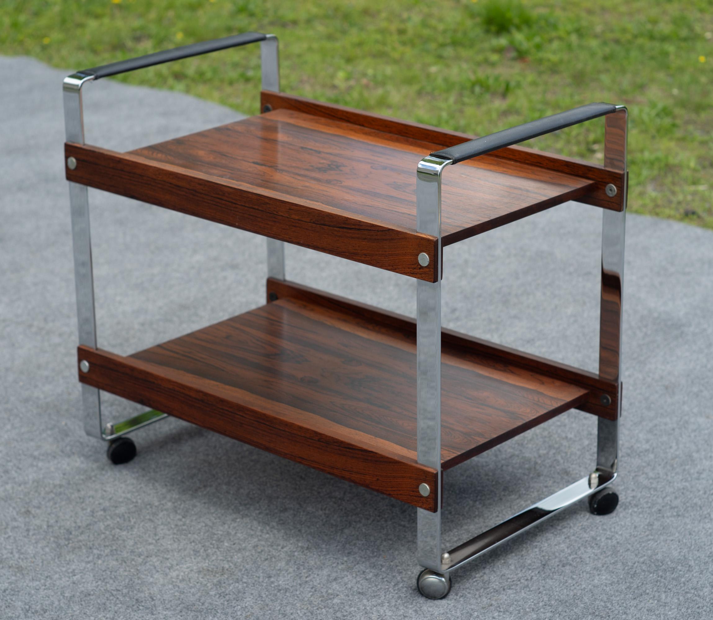 Richard Young - Merrow Associates Palisanderholz und verchromter Stahl, abgestufter MCM-Barwagen (Moderne der Mitte des Jahrhunderts) im Angebot