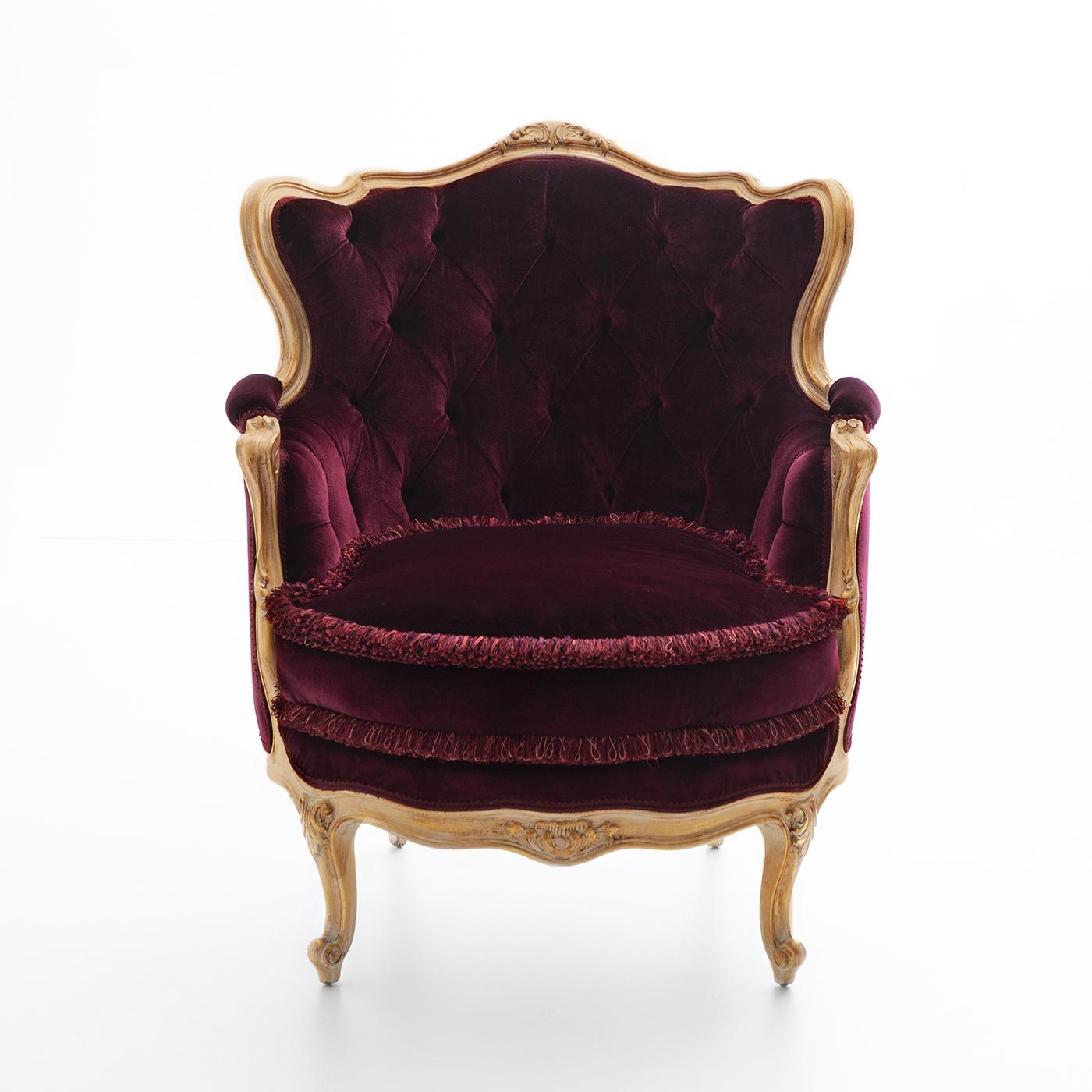 This luxurious armchair in perfect Louis XV style, is sure to stand out in any decor with its bold character. Its seductive and ornate profile is accented by the gold-leaf coating lacquered in white and brown, creating a finish of unexpected