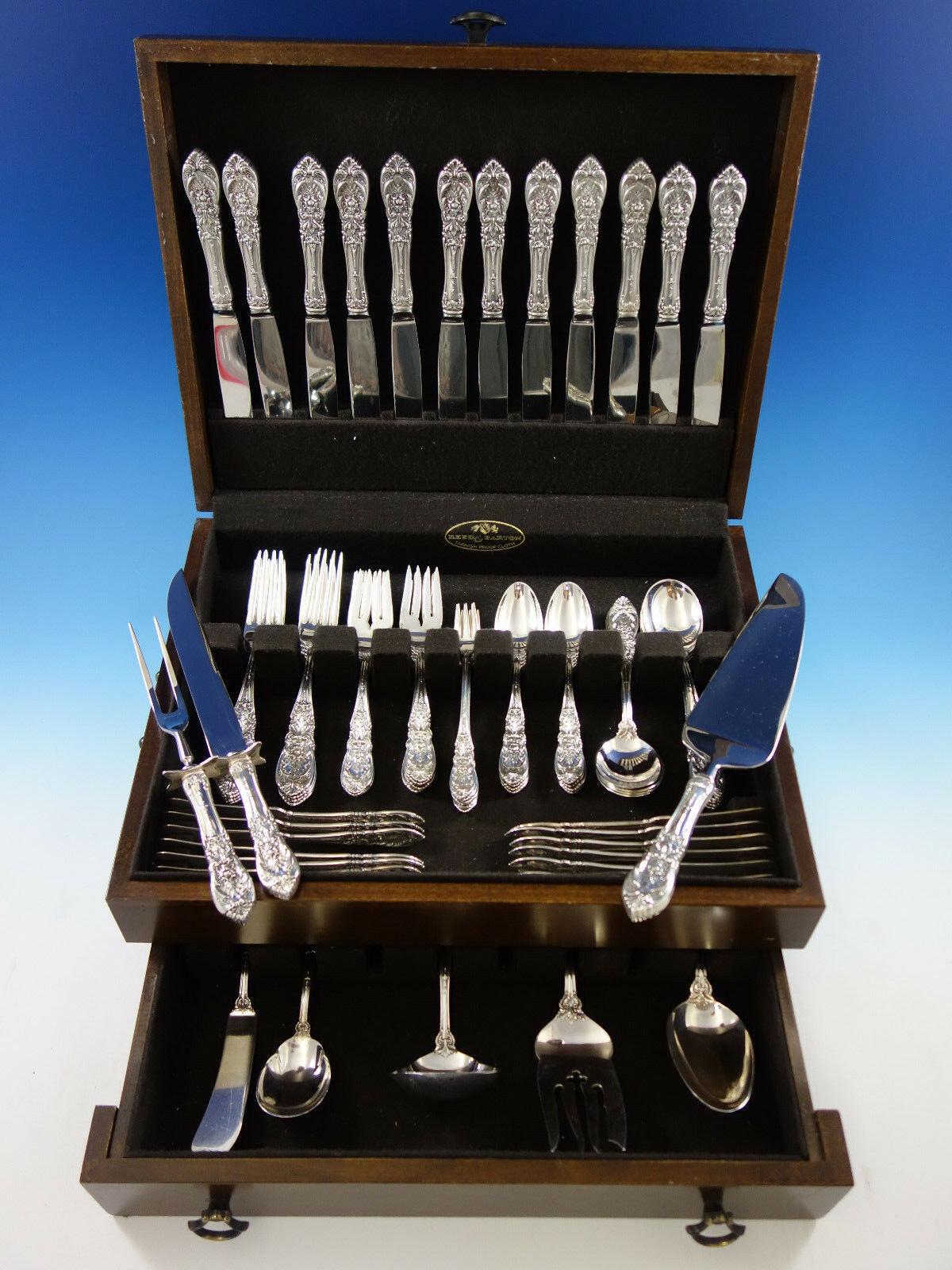Precioso juego de cubiertos de plata de ley Richelieu by International - 92 piezas. Este juego incluye:

12 cuchillos, 9
12 tenedores, 7 1/4
12 tenedores de ensalada, 6 1/2
12 cucharillas, 6
12 cucharas para sopa de nata, 6 1/2
12 untadores de