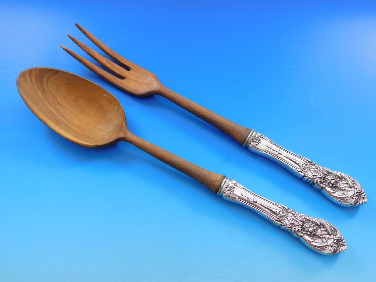 Disegnato in stile rinascimentale francese, questo motivo ornamentale presenta motivi ispirati alla natura, tra cui la famosa foglia d'acanto.

Set di posate in argento sterling Richelieu by International Silver - 108 pezzi. Questo set