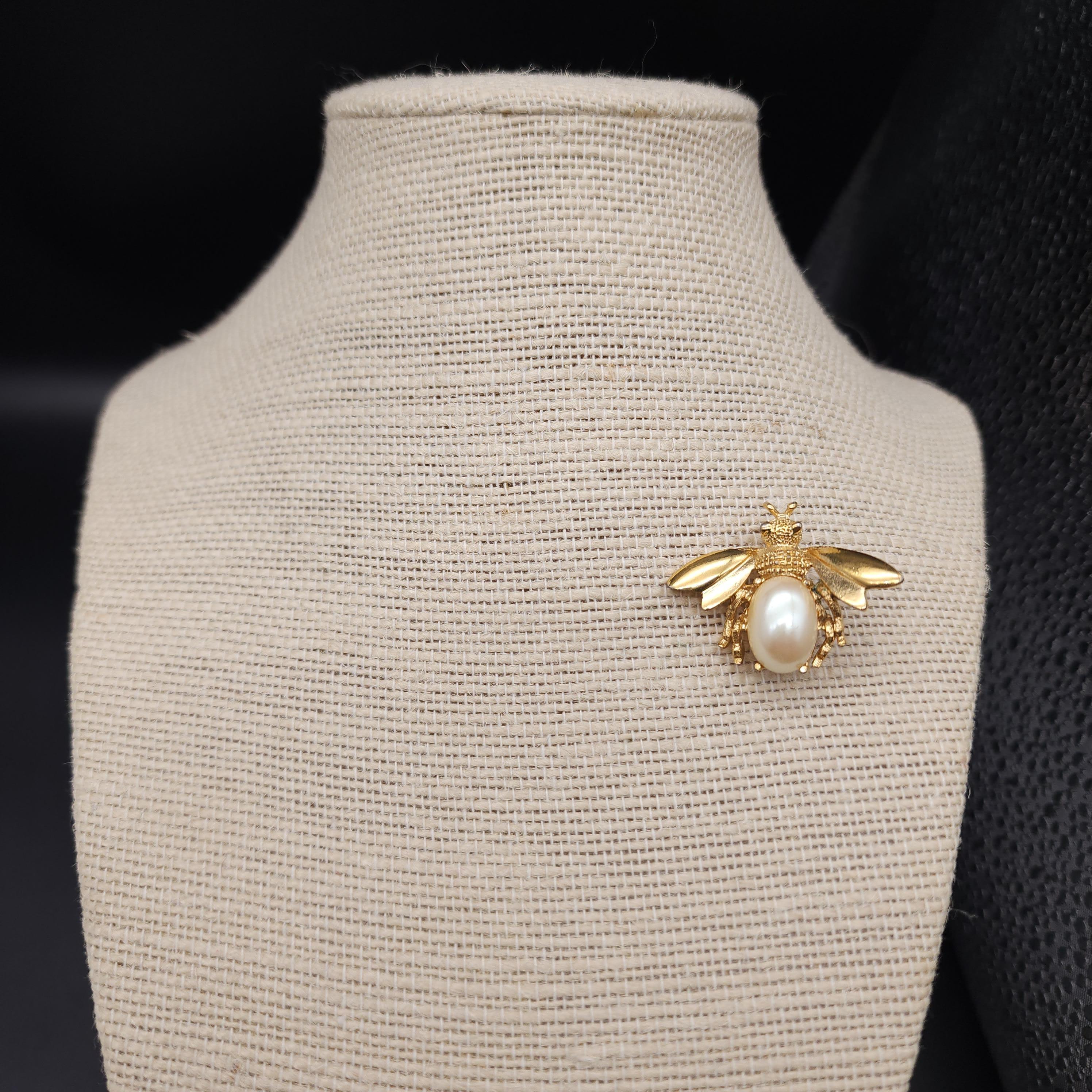 Rétro Spilla ape Richelieu in oro con perle finte Vintage in vendita