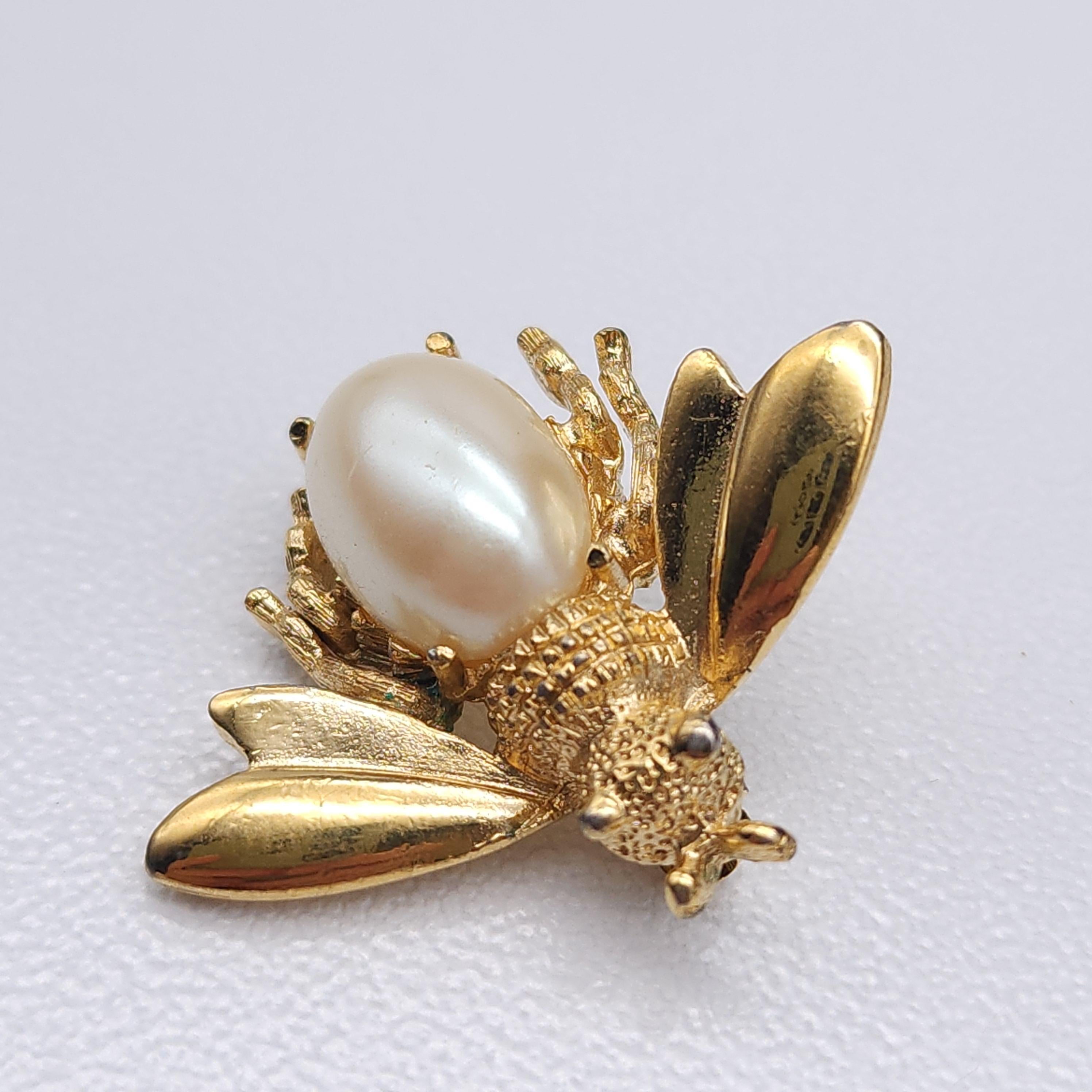 Spilla ape Richelieu in oro con perle finte Vintage In condizioni ottime in vendita a Milford, DE