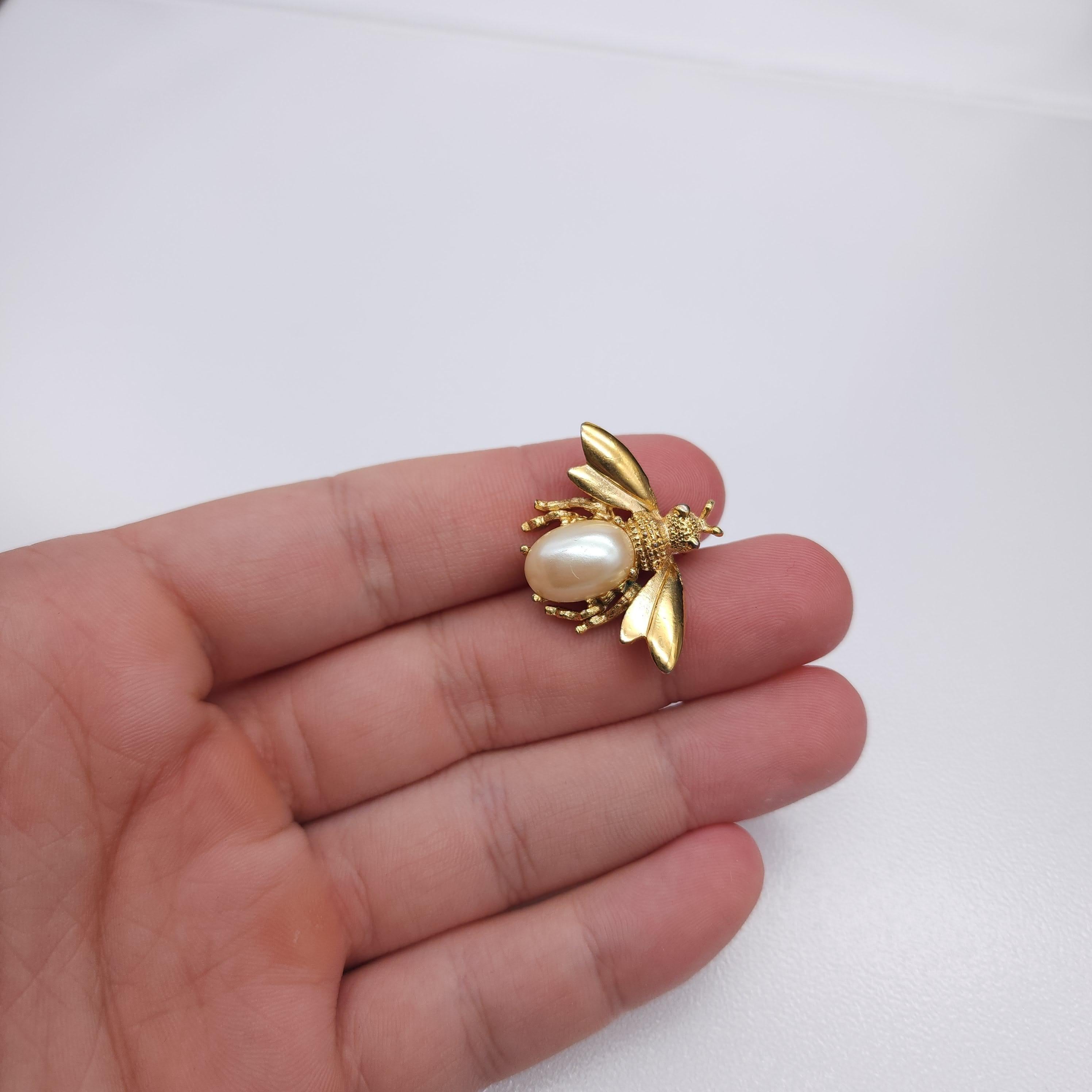 Spilla ape Richelieu in oro con perle finte Vintage in vendita 1