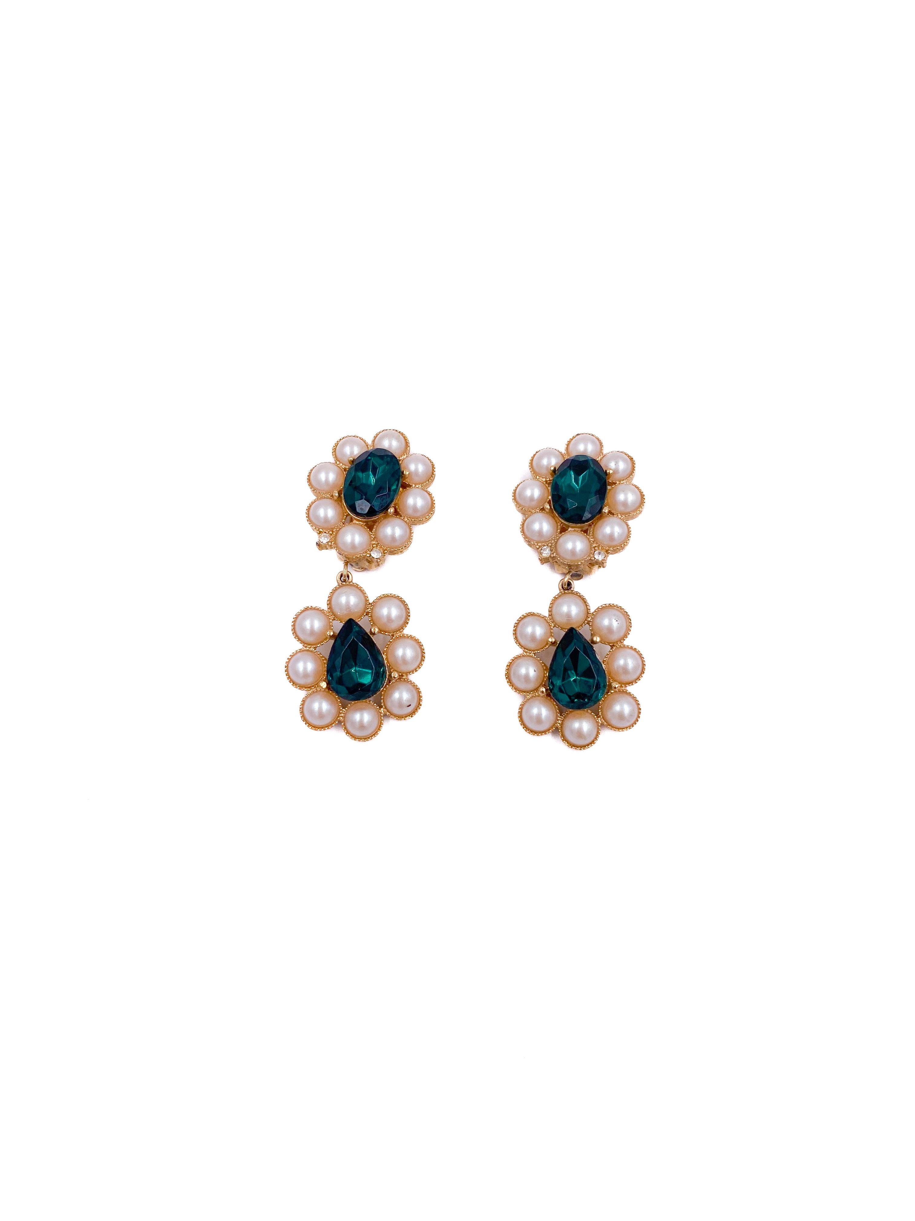 The Richelieu Gold Flower Pearl Drops with Emerald Clip-On Earrings offer dazzling elegance ideal for evening events. Featuring sparkling emerald accents and delicate pearl details, these clip-on earrings combine timeless sophistication with