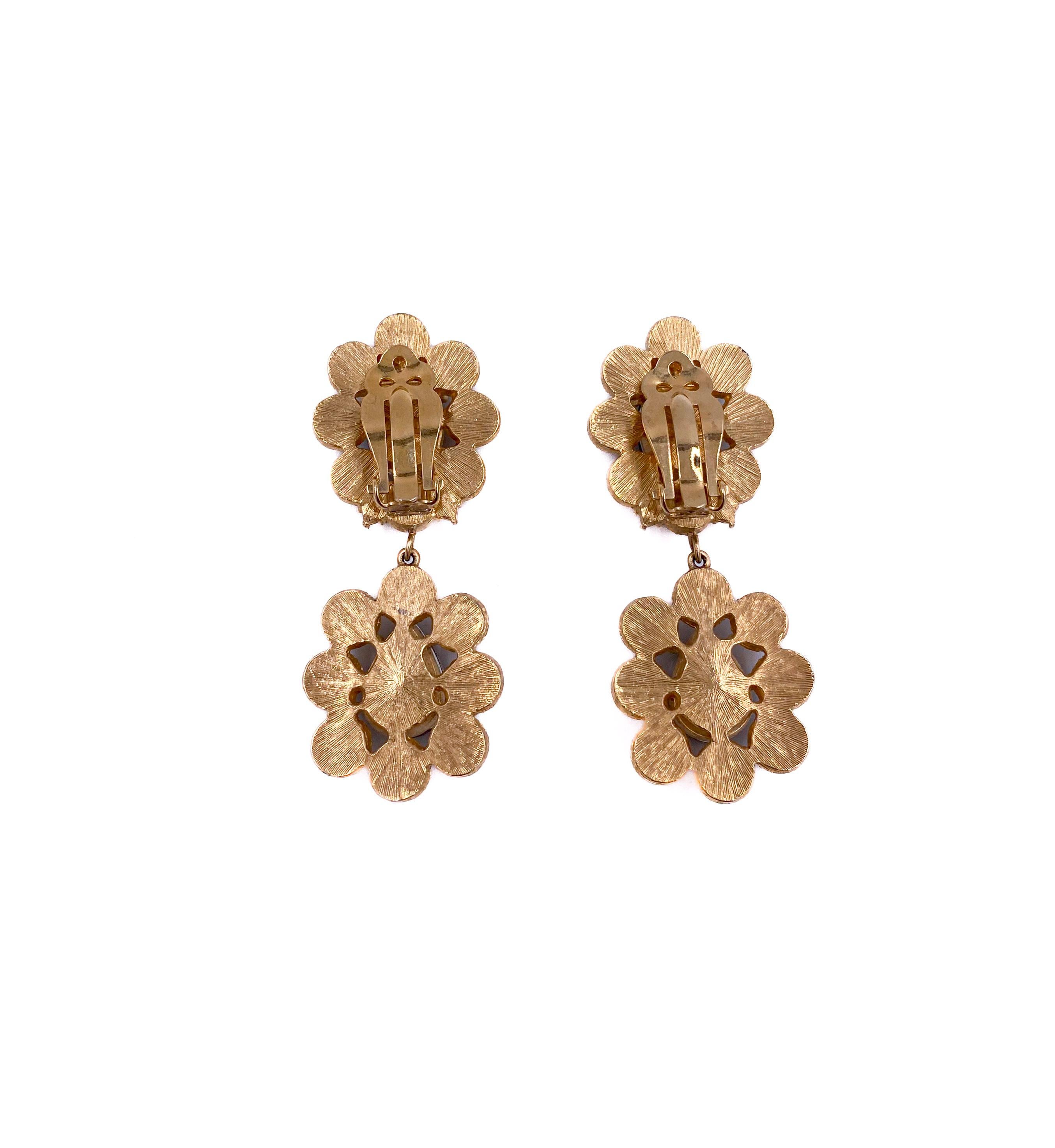Richelieu Gold Flower Pearl Drops With Emerald Clip On Earrings In Good Condition For Sale In Los Angeles, CA