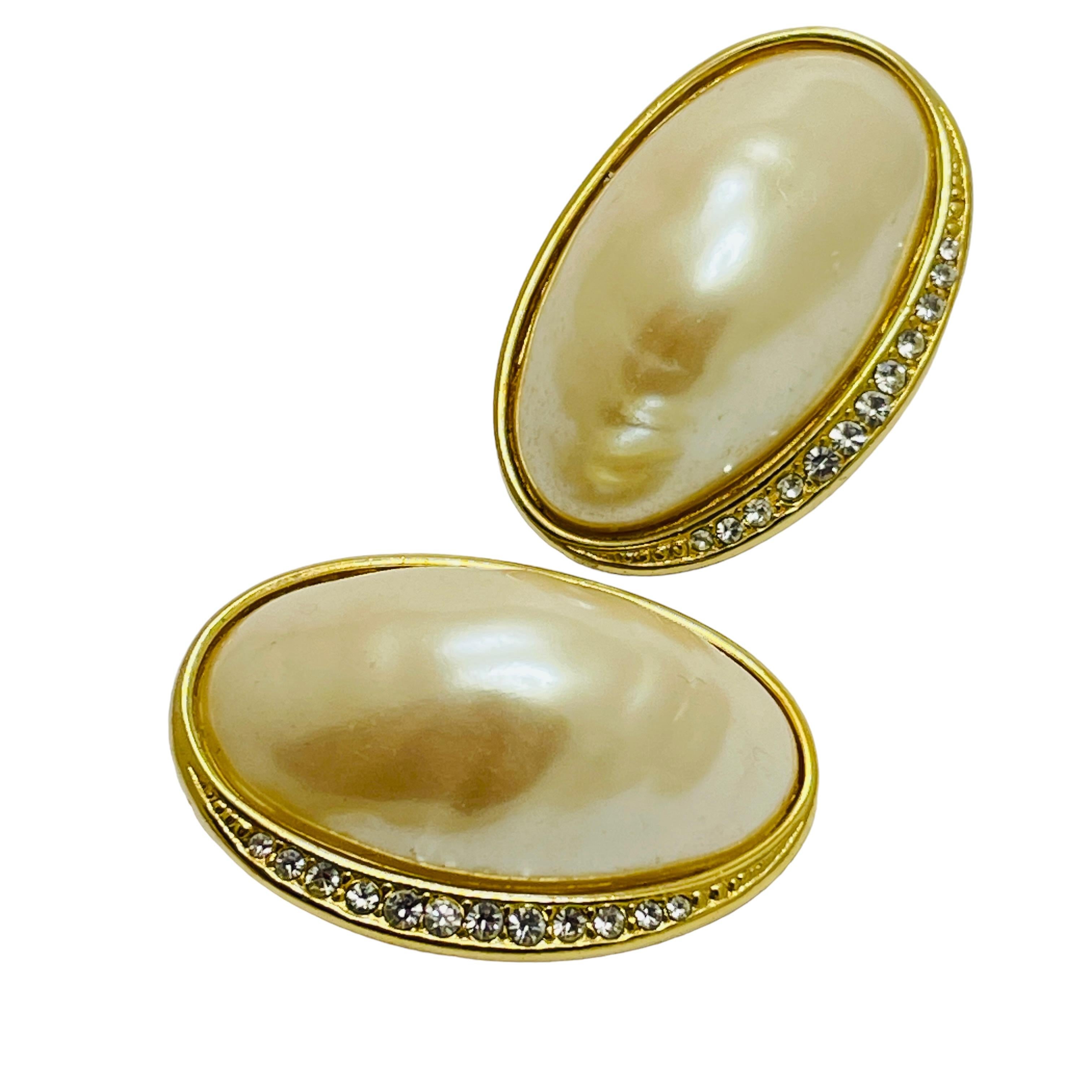 DETALLES

- firmado RICHELIEU 

- tono dorado con perlas de imitación y cristales 

- pendientes vintage de diseño

MEDIDAS  

- 

CONDICIÓN

-  muy buen estado vintage con mínimos signos de desgaste 

 Código 43

❤️❤️  JOYAS DE DISEÑO VINTAGE