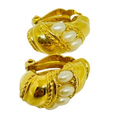 RICHELIEU signed gold tone pearl designer clip on earrings