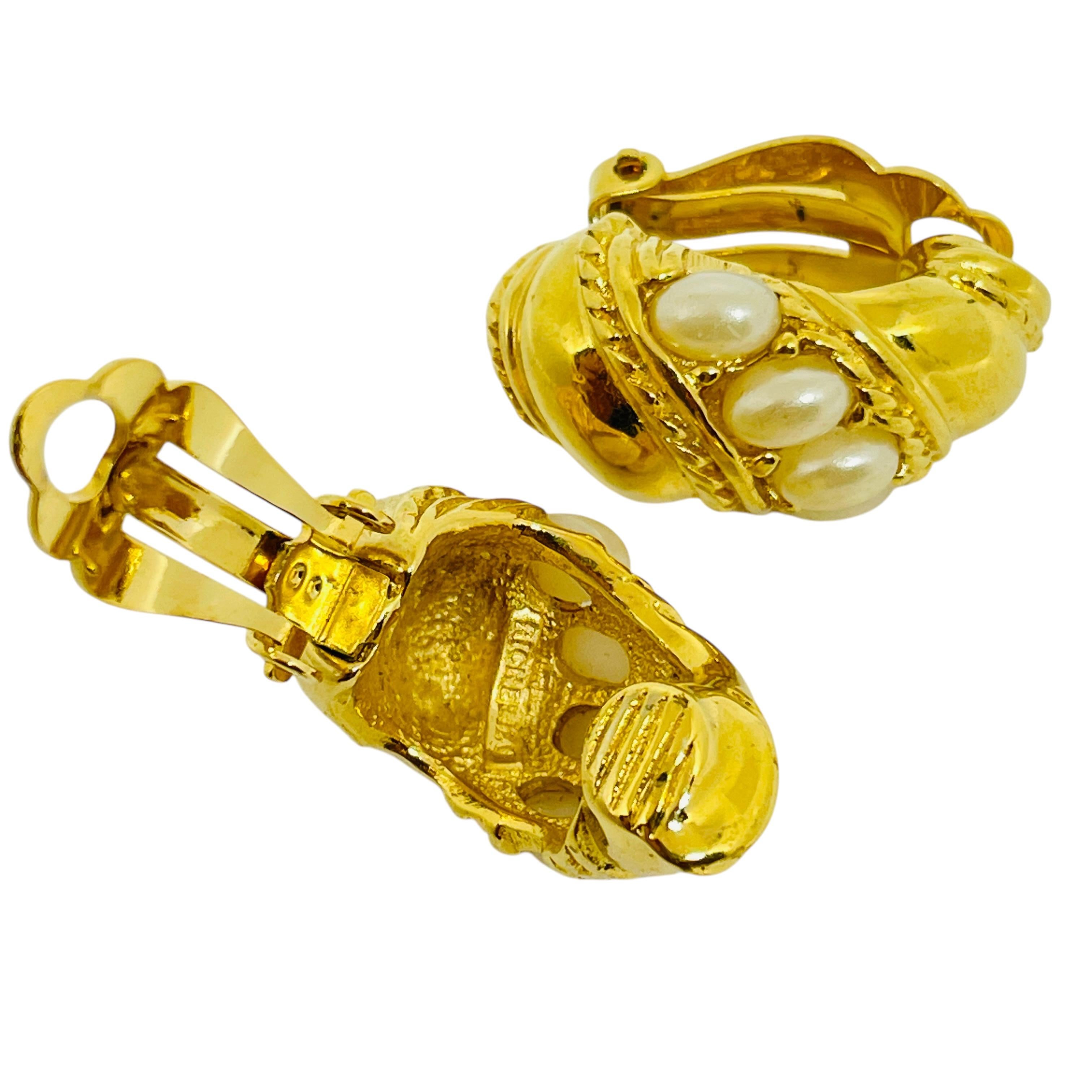 RICHELIEU signierte goldfarbene Designer-Ohrclips mit Perlen im Zustand „Gut“ im Angebot in Palos Hills, IL