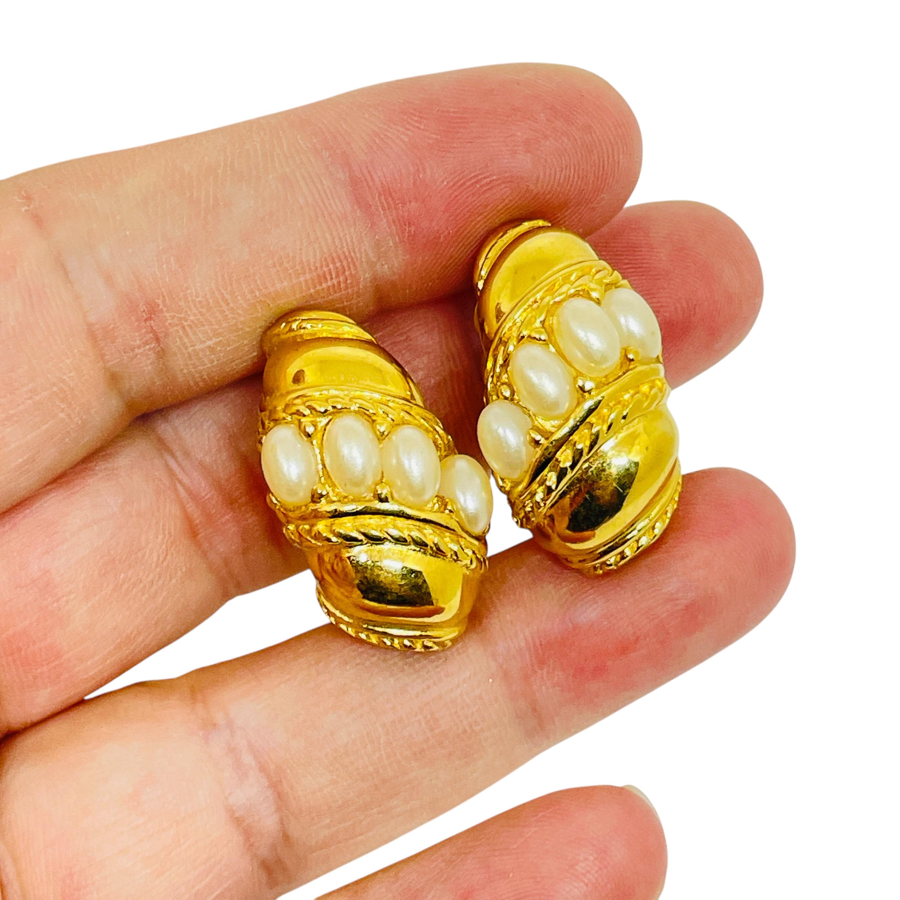 RICHELIEU signierte goldfarbene Designer-Ohrclips mit Perlen Damen im Angebot