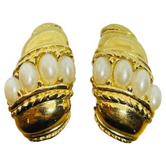 RICHELIEU pendientes de clip con perlas de diseño firmados en tono dorado