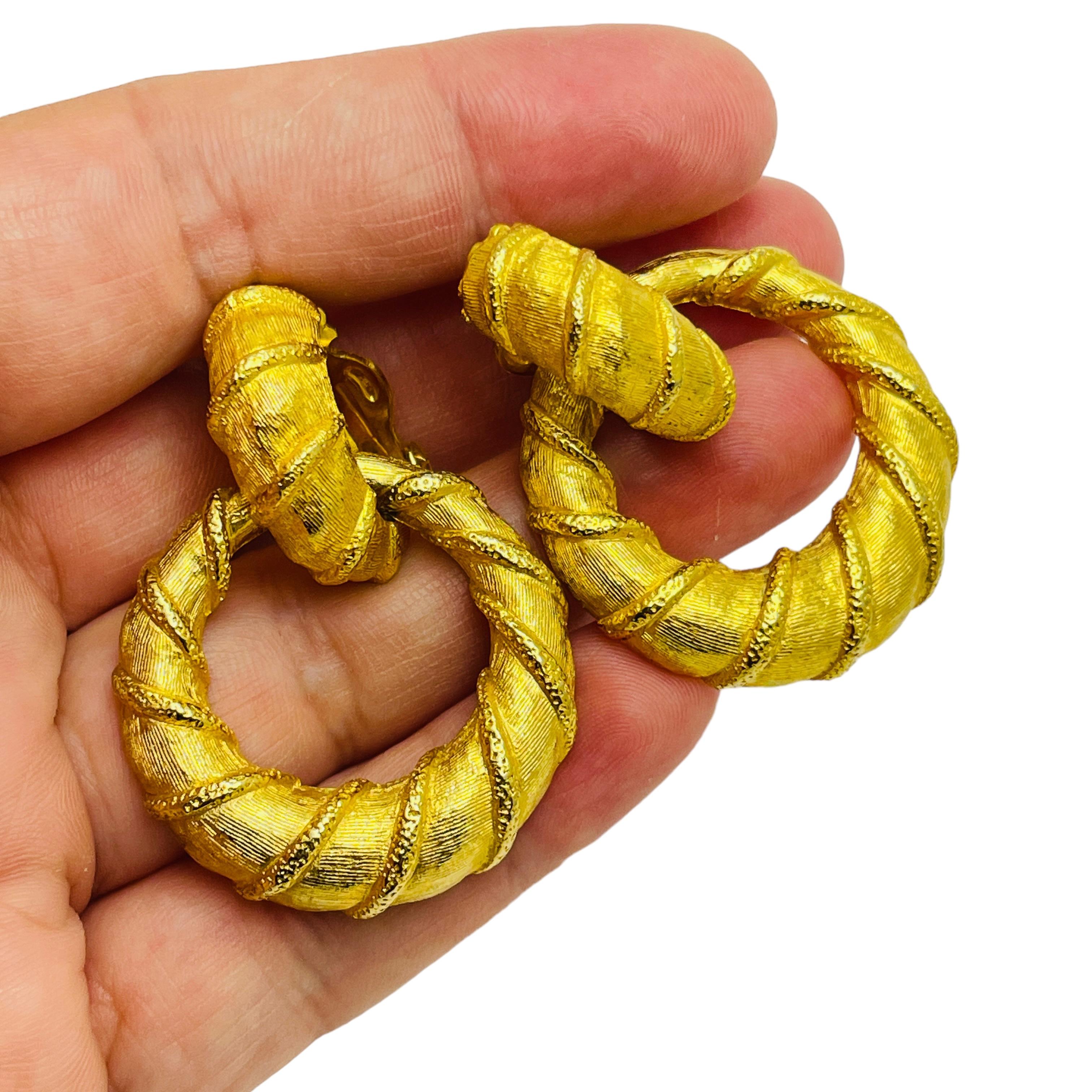 Orecchini a clip firmati RICHELIEU con battente d'oro d'epoca in vendita 1
