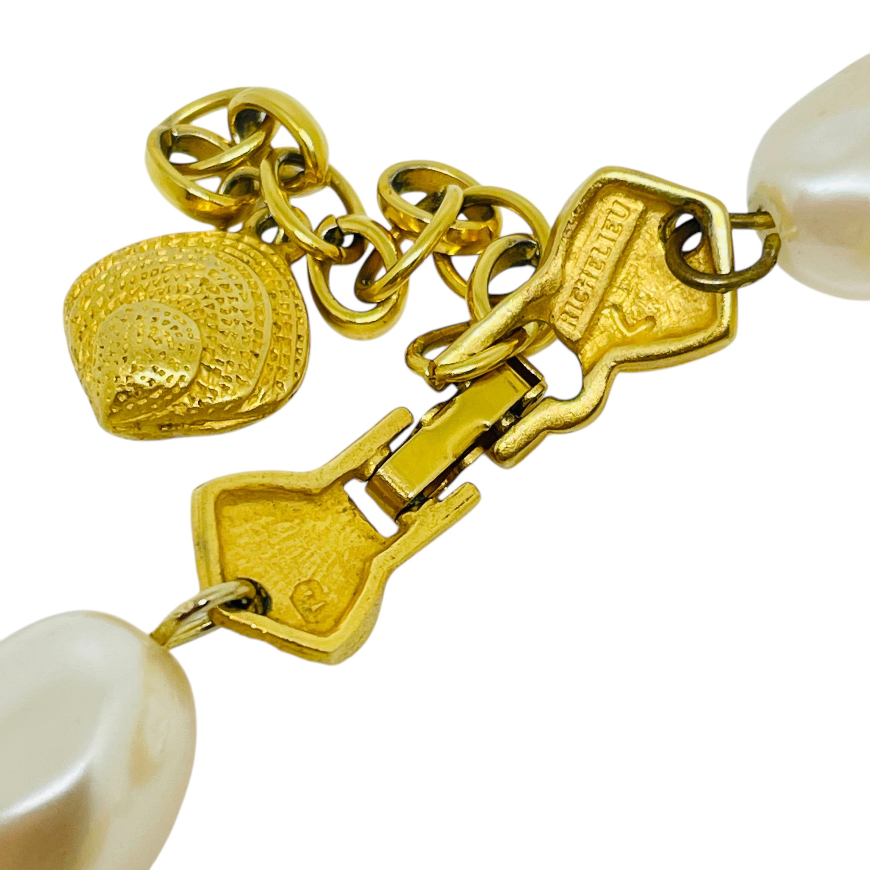 Donna Collana firmata RICHELIEU con finte perle d'oro d'epoca in vendita