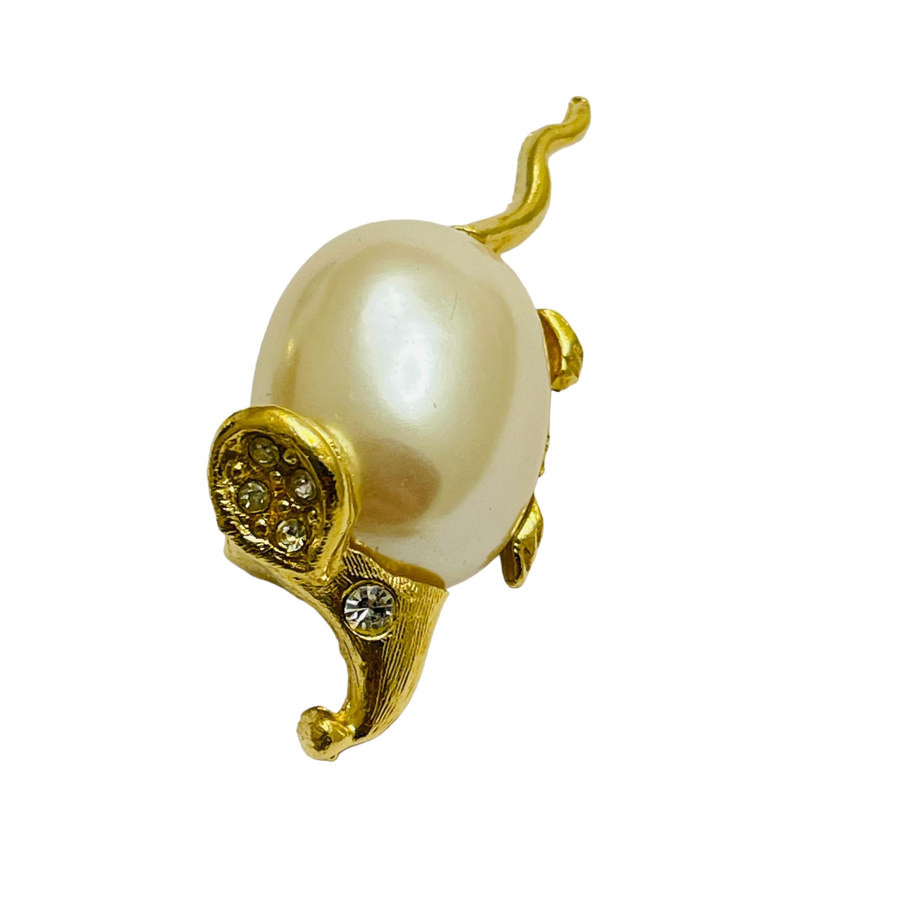 DETAILS

• signed RICHELIEU

• gold tone with rhinestone and faux pearl

• vintage designer brooch

MEASUREMENTS  

• 

CONDITION

•  very good vintage condition with minimal signs of wear 

 Sku 44

❤️❤️  VINTAGE DESIGNER JEWELRY ❤️❤️

❤️❤️ 