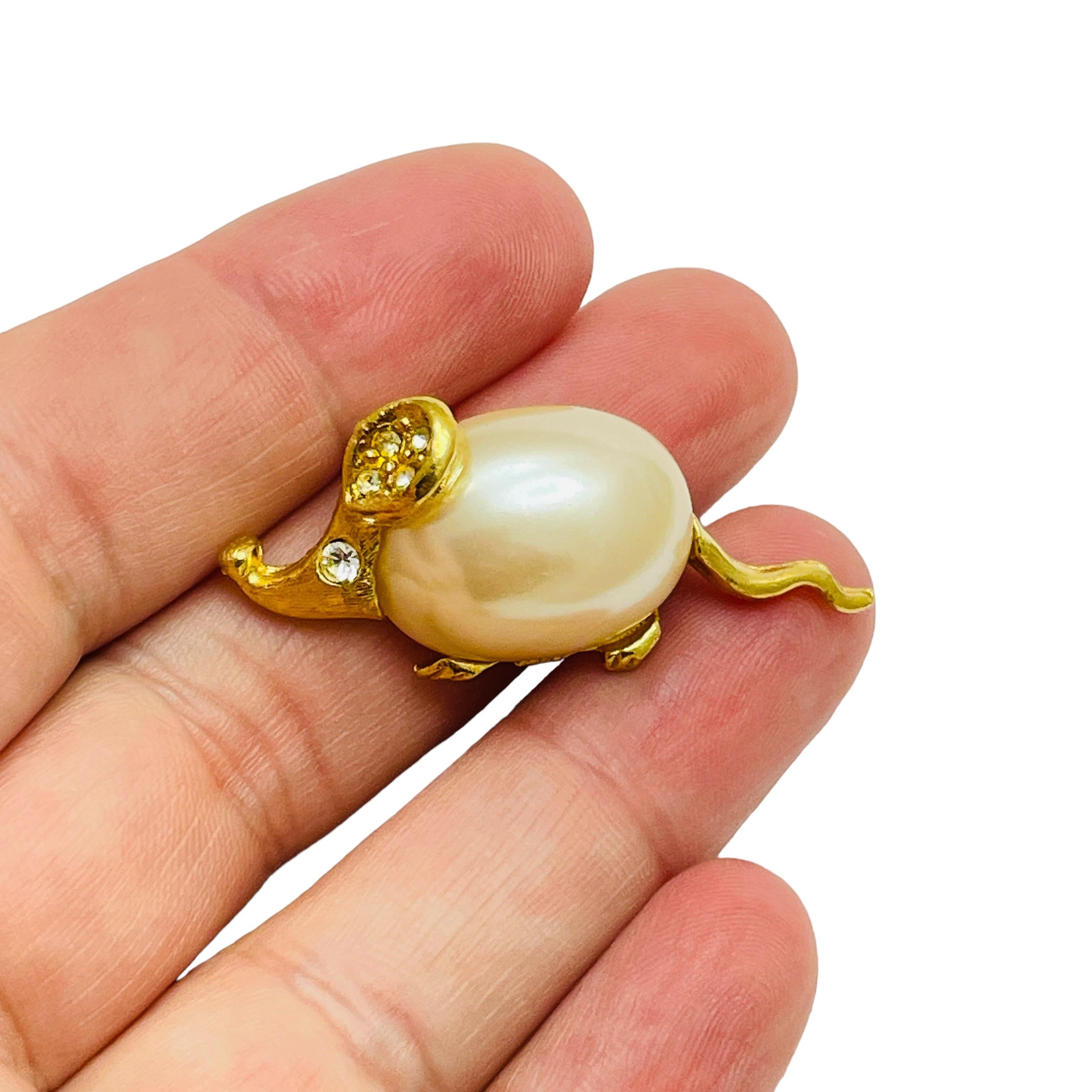 Women's RICHELIEU signed vintage gold rhinestone pearl tiny mouse designer brooch For Sale