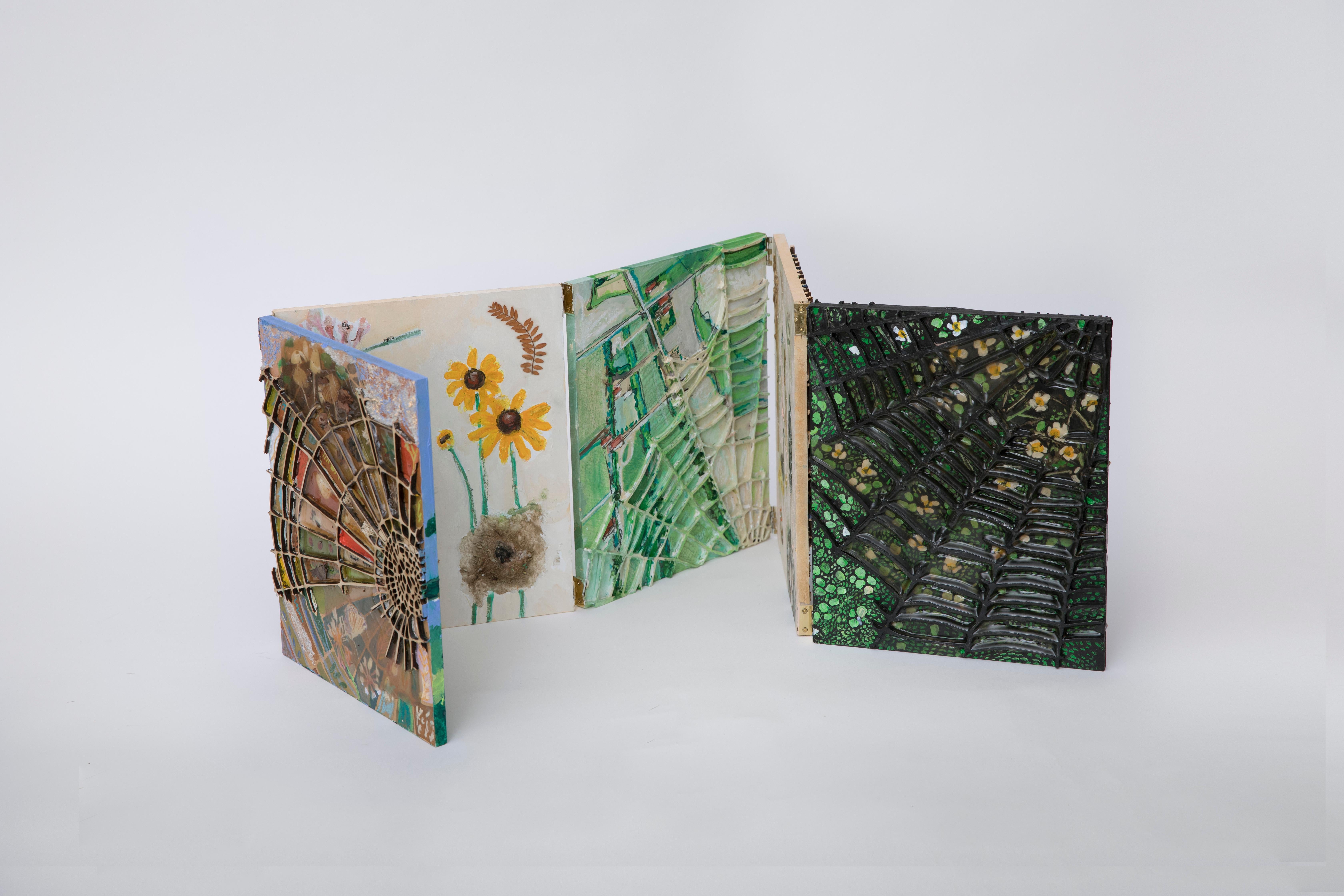 Richelle Ellis
Lakeside, 2020
Lasergeschnittenes Holz, Acryl, Ölpastellkreide, Lava-Gel auf Holz
11 x 9,125 x 3 Zoll

Lakeside dokumentiert Insekten, Tiere und Pflanzen, die in der Region des Mittleren Westens der Vereinigten Staaten gesehen und