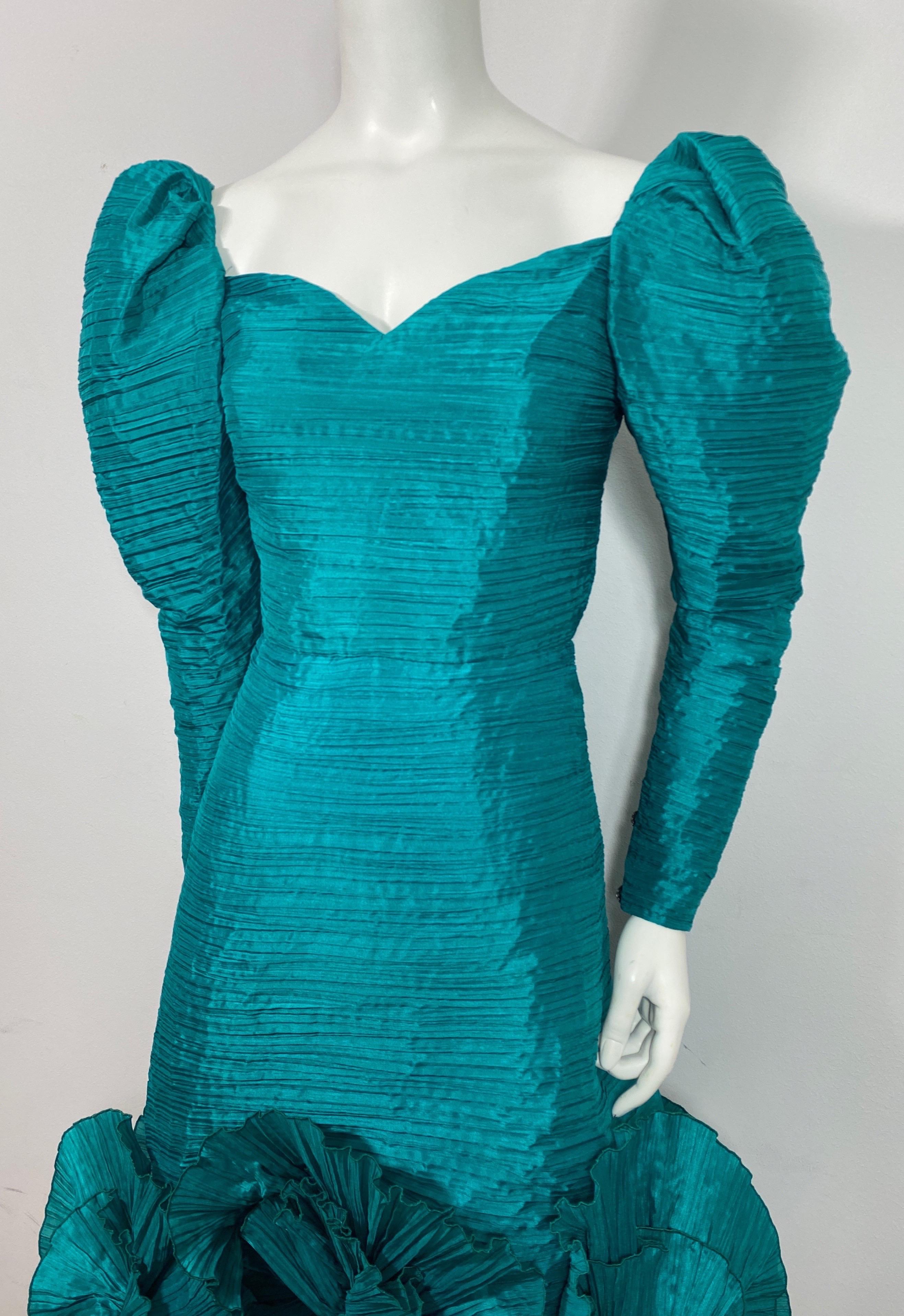 Vestido plisado de seda verde esmeralda Richilene 1990-Talla 4 en Bueno estado para la venta en West Palm Beach, FL