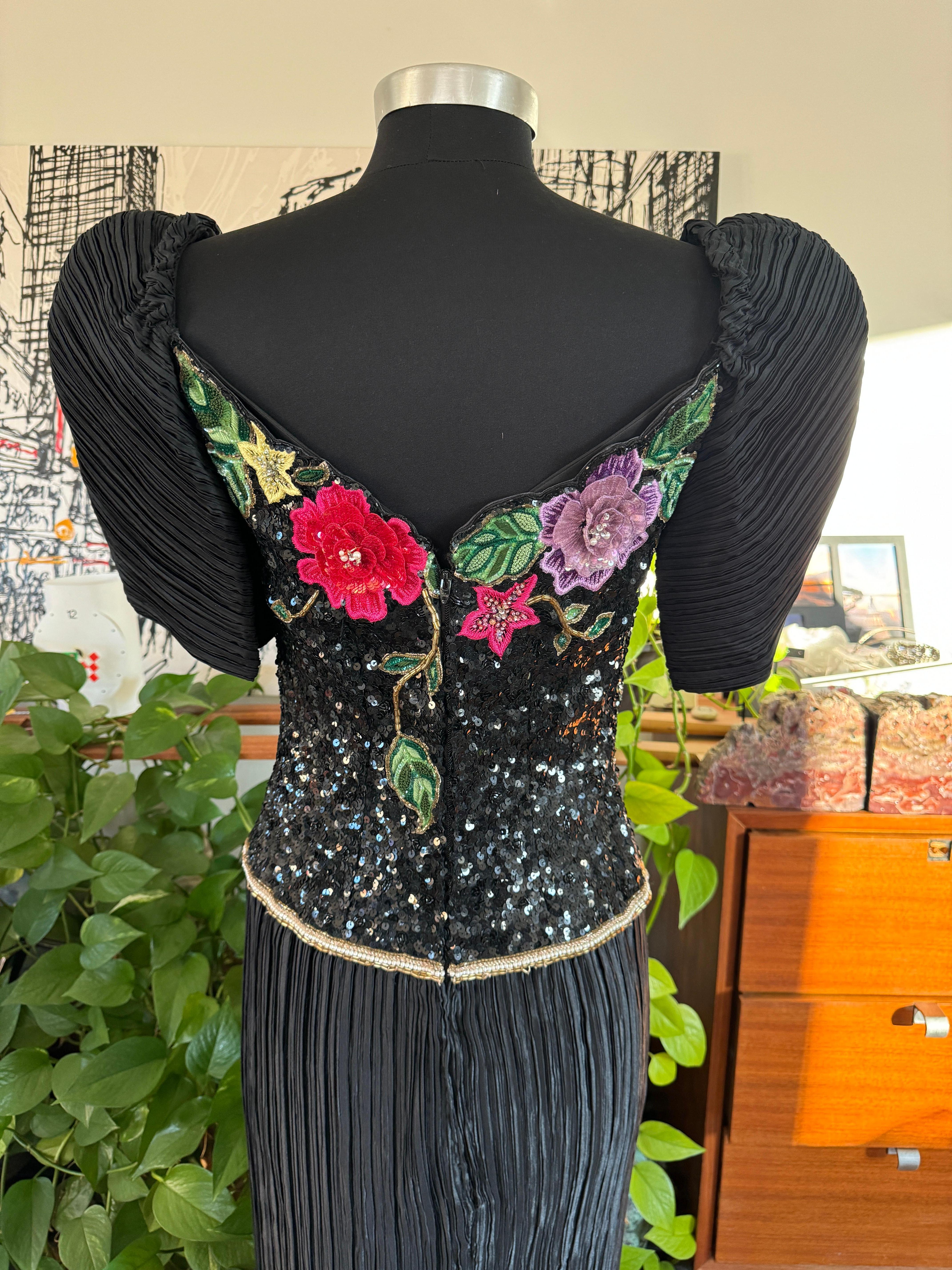 Richilene Bata Negra Floral Esculpida con Lentejuelas Años 90 Plisado Plisse en venta 13