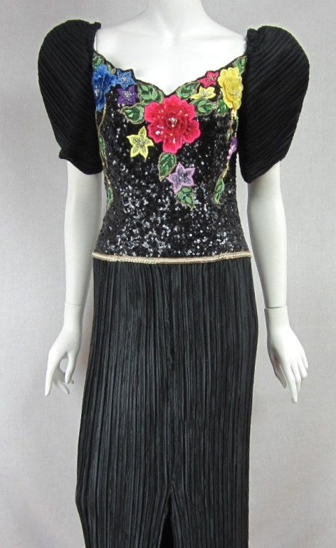 Schwarzes geblümtes, paillettenbesetztes, skulpturales Kleid von Gentilene, 1990er Jahre im Zustand „Gut“ im Angebot in Wallkill, NY