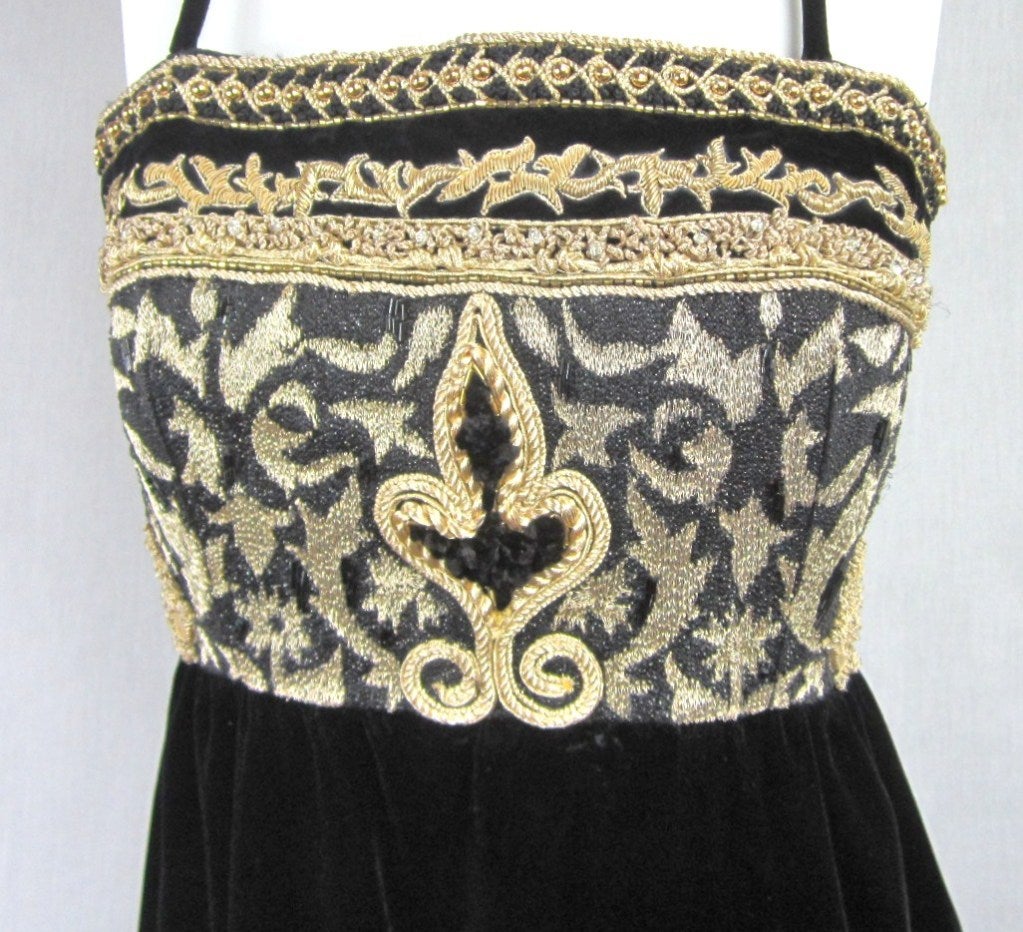  Richilene Black Gold Fleur De Lis Gown 1980s  In Good Condition For Sale In Wallkill, NY