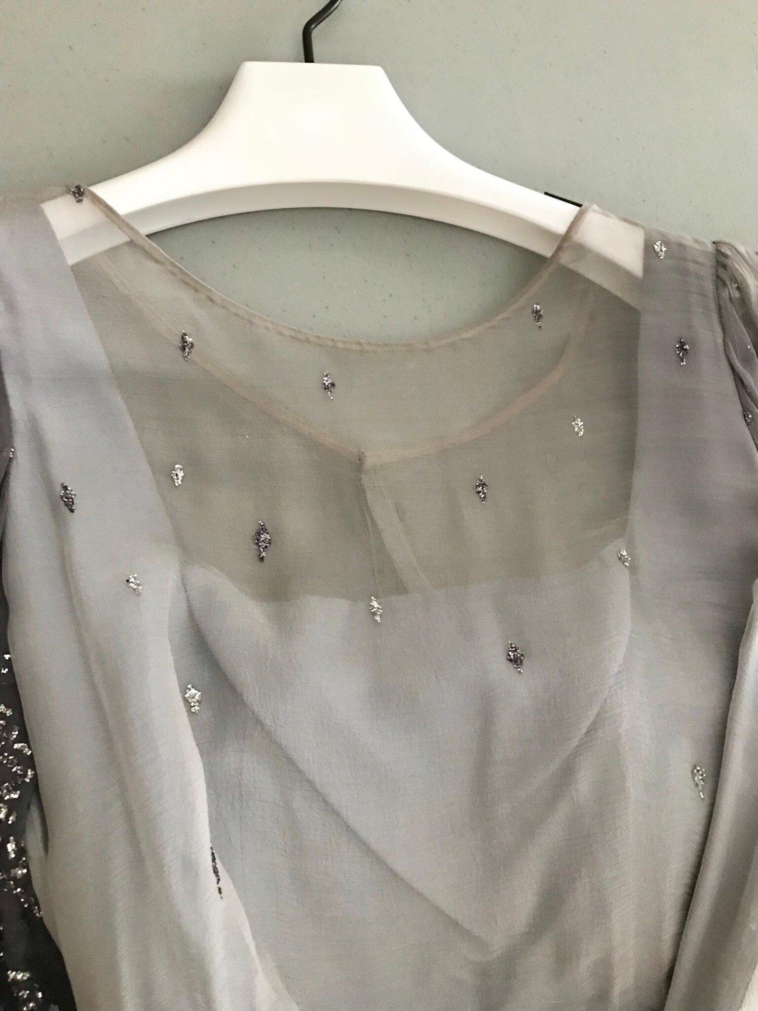 Maxivestido de gasa de seda gris Richilene, años 70 Gris en venta