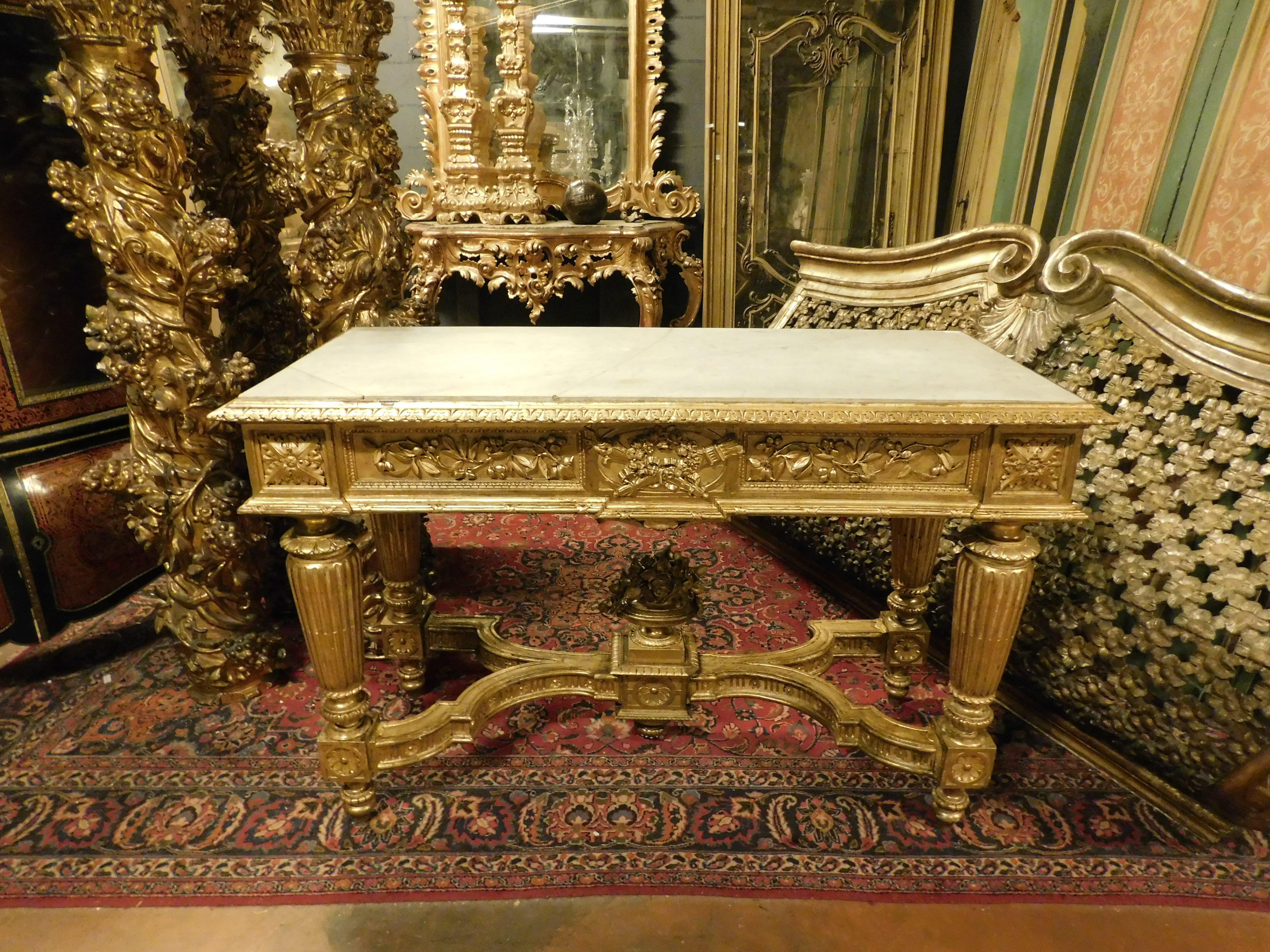 Richly carved and gilded wooden console table, white marble top, Italy In Good Condition For Sale In Cuneo, Italy (CN)