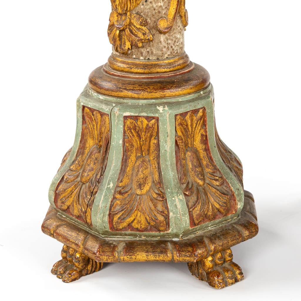 Lampada da terra veneziana antica riccamente intagliata e policromata

Anonimo
Probabilmente Venezia, Italia; 1900 circa
Dipinto e legno dorato

Dimensioni approssimative:  56,7 (h) x 4,75 (l) x 4,75 (p) pollici.

Una lampada da terra veneziana,