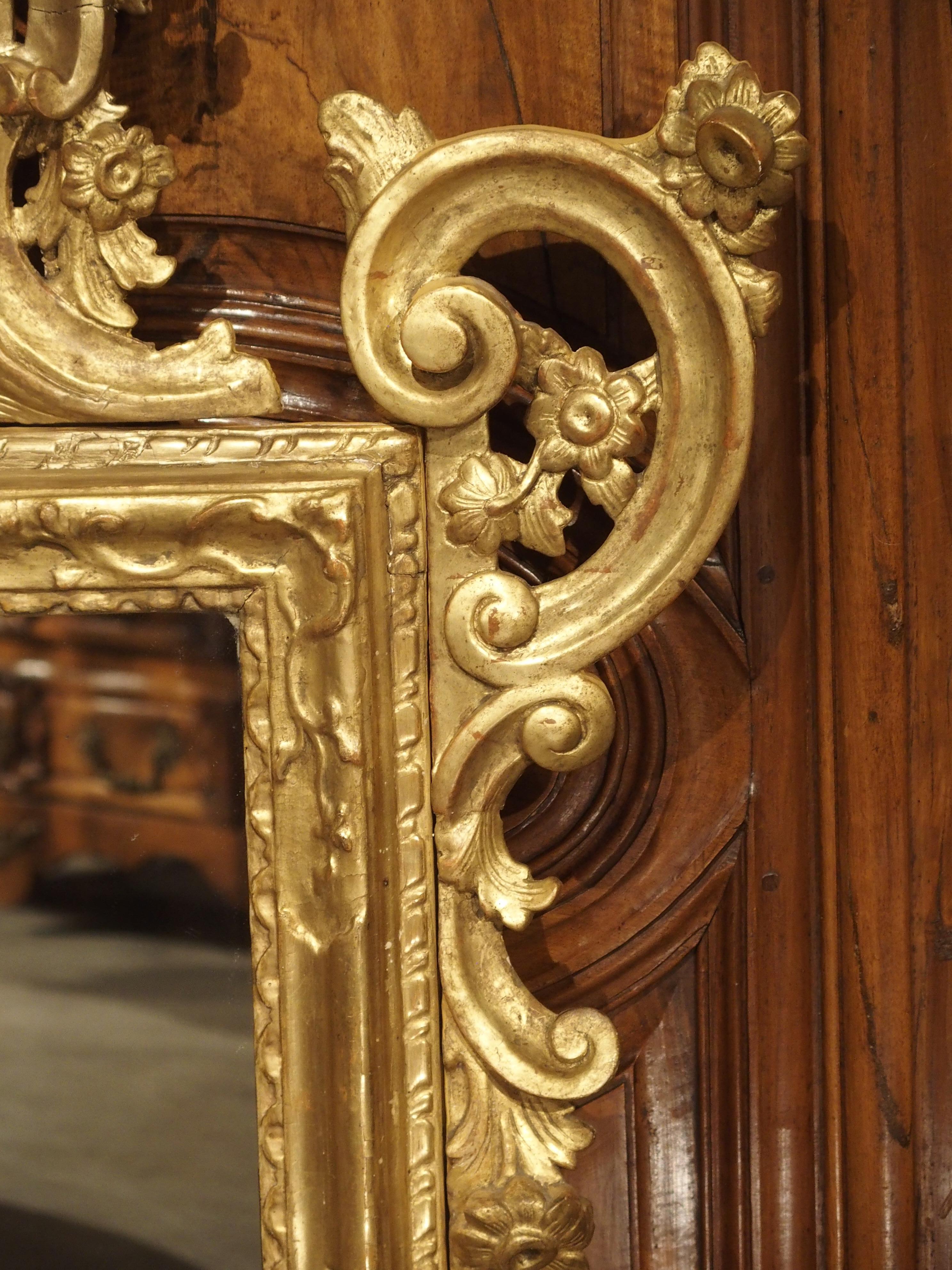 Richly Carved Antique Venetian Giltwood Mirror, Circa 1850 In Good Condition In Dallas, TX