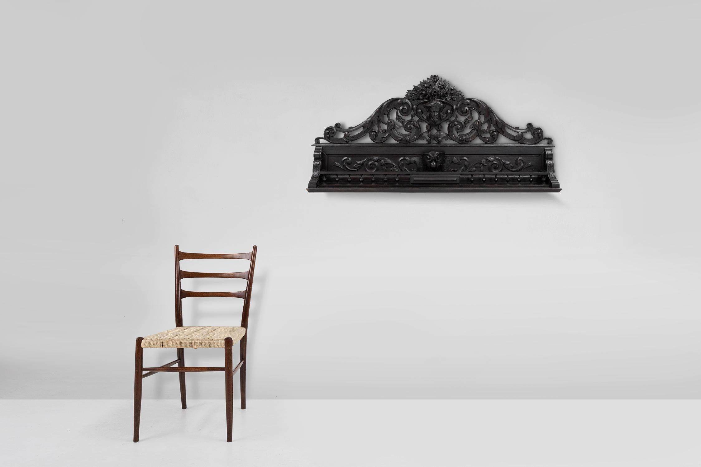 France / 1850 / sculpture / bois / antique / baroque 

Etagère murale sculptée baroque en bois noirci, fabriquée en France vers 1850. Richement sculpté de fleurs, de boucles et d'un masque féminin, avec une finition sophistiquée d'un noir