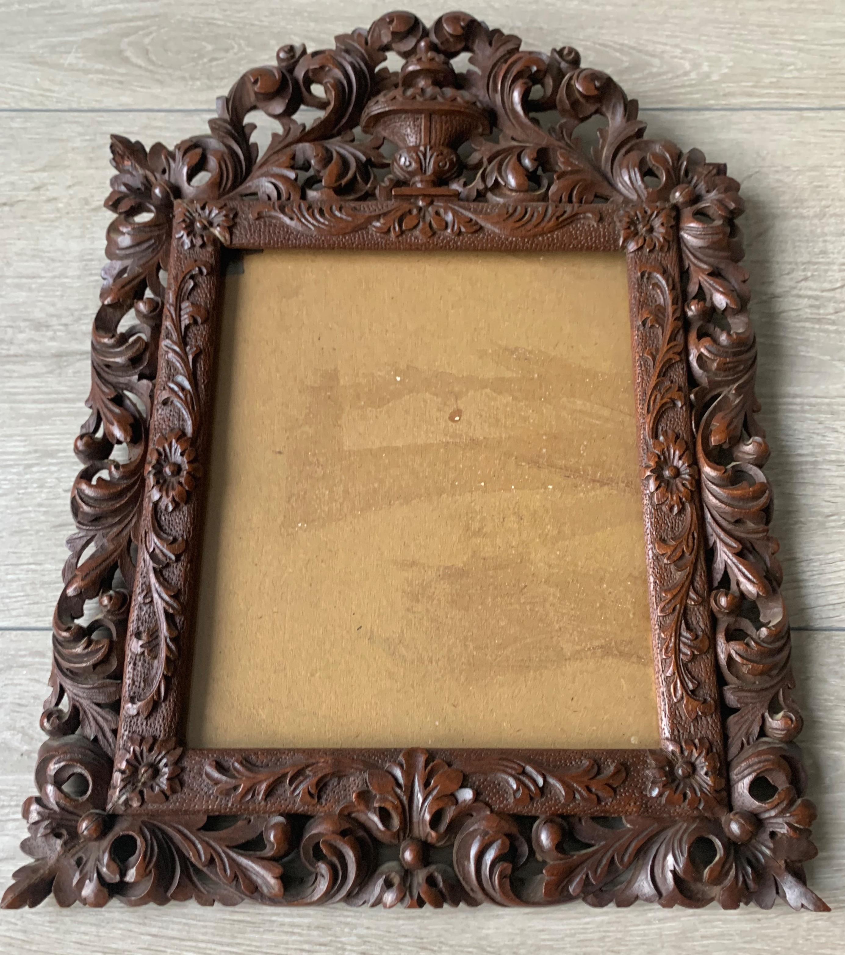 Stunning antique picture or photograph wall picture frame from the mid 1800's.

This stylish and all handcrafted picture frame will make great decoration on your wall and with a work of art or a photo of a loved one inside, it will become even more