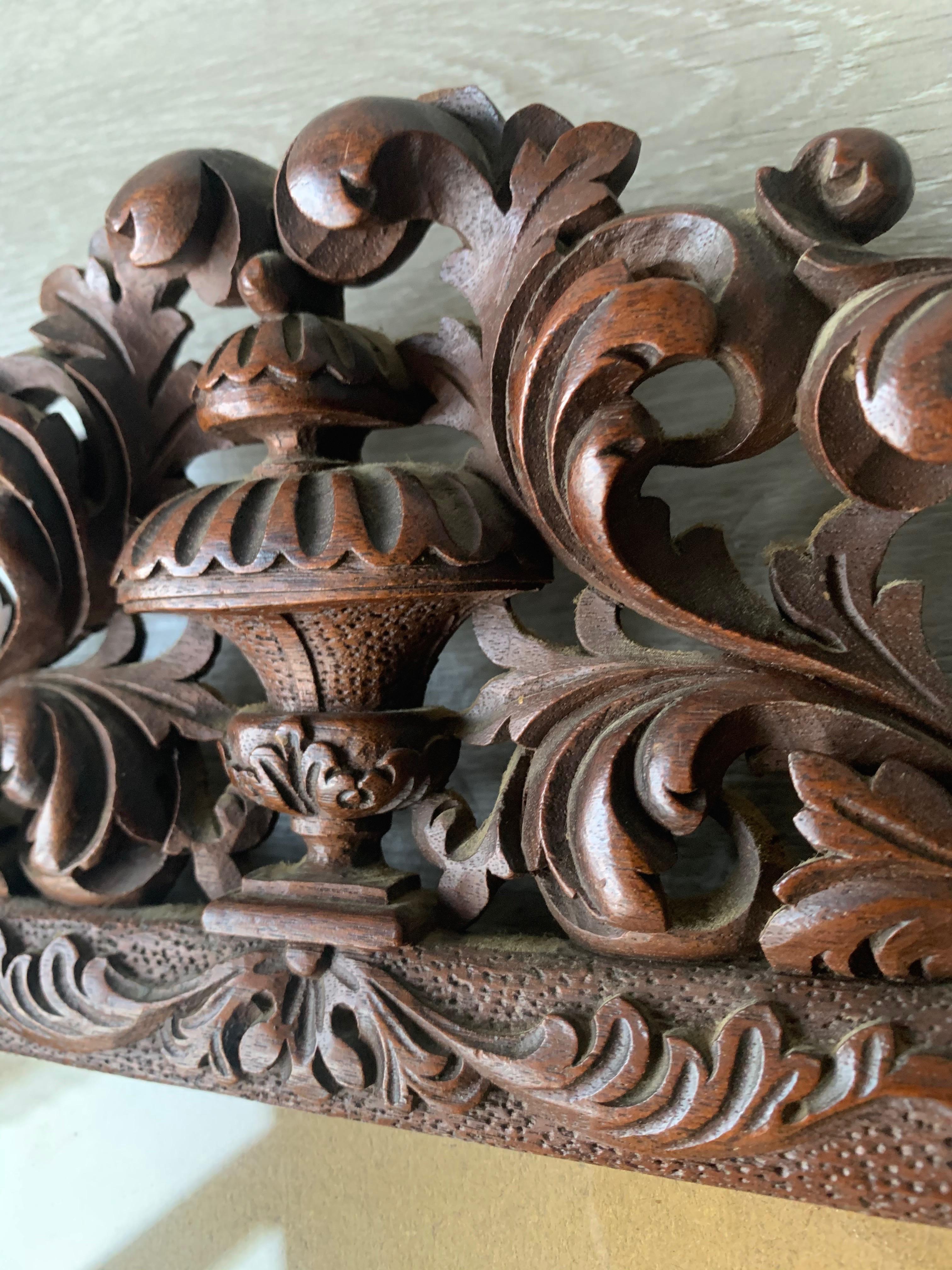 Richly Carved Baroque Revival Italian Picture Frame with Scrolling Leaves & Vase In Good Condition For Sale In Lisse, NL