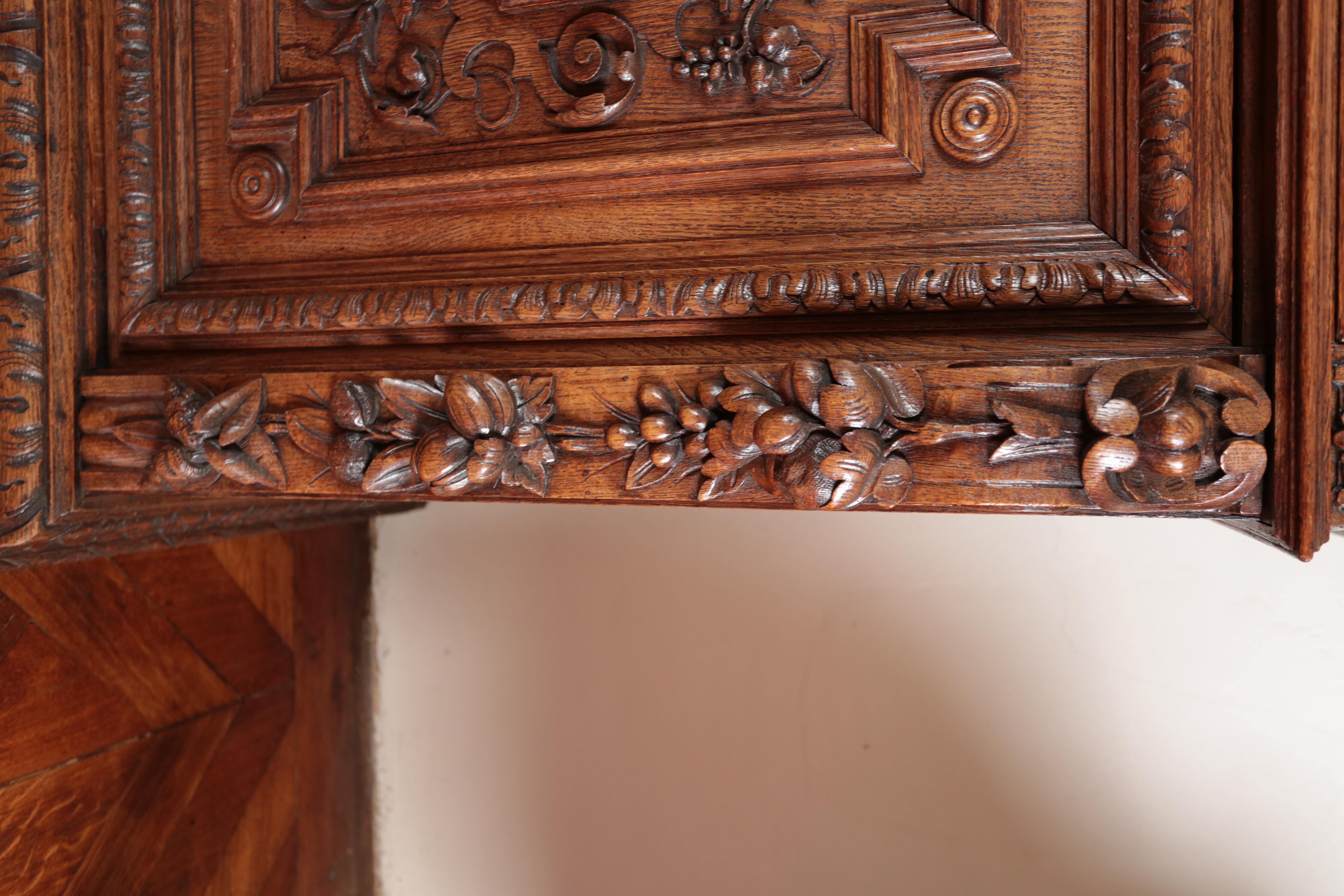 Carved Richly carved bookcase / sideboard. Neo-Renaissance