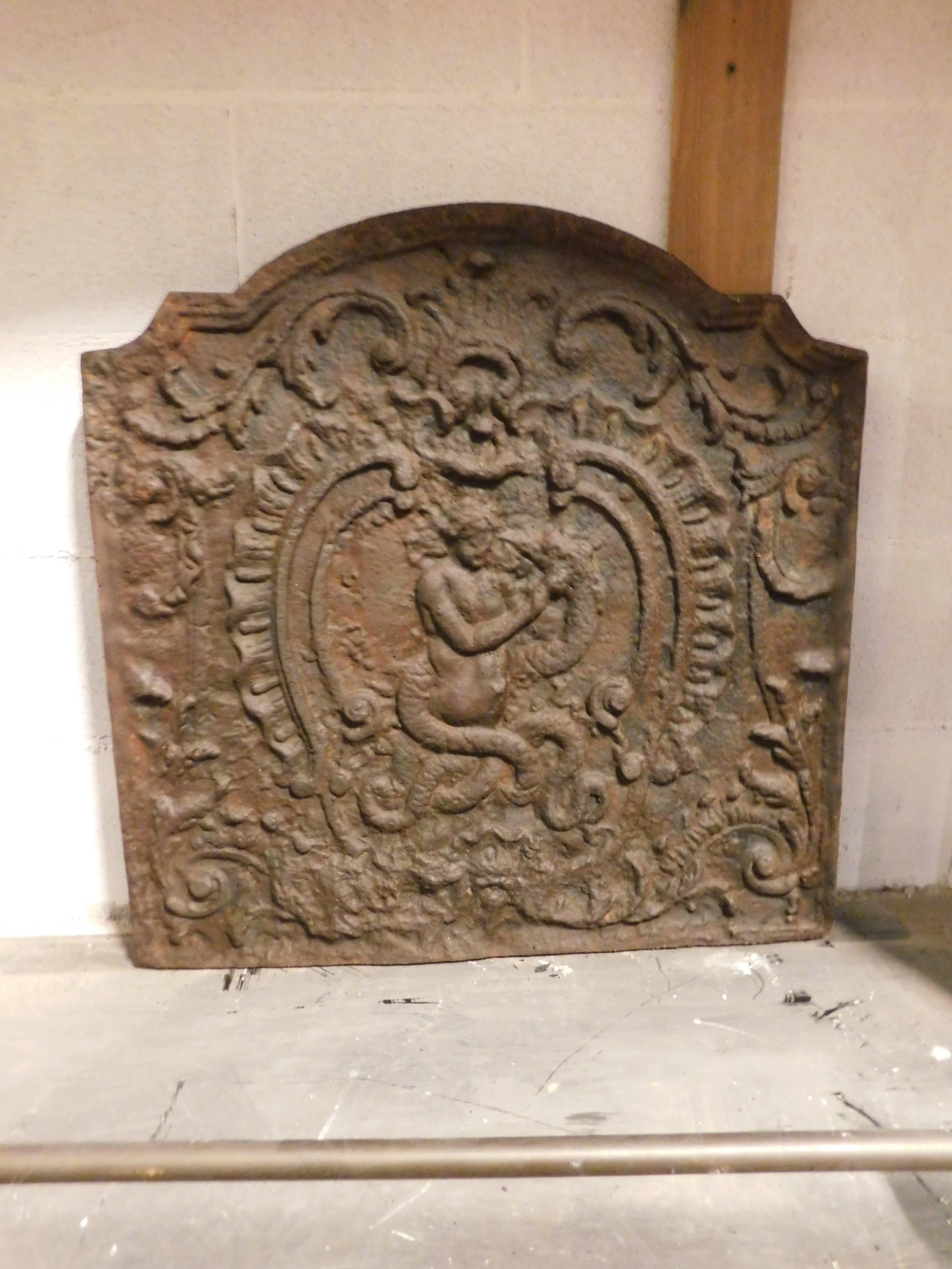 italien Plaque arrière de cheminée en fonte richement sculptée, 70 cm x 70 cm en vente