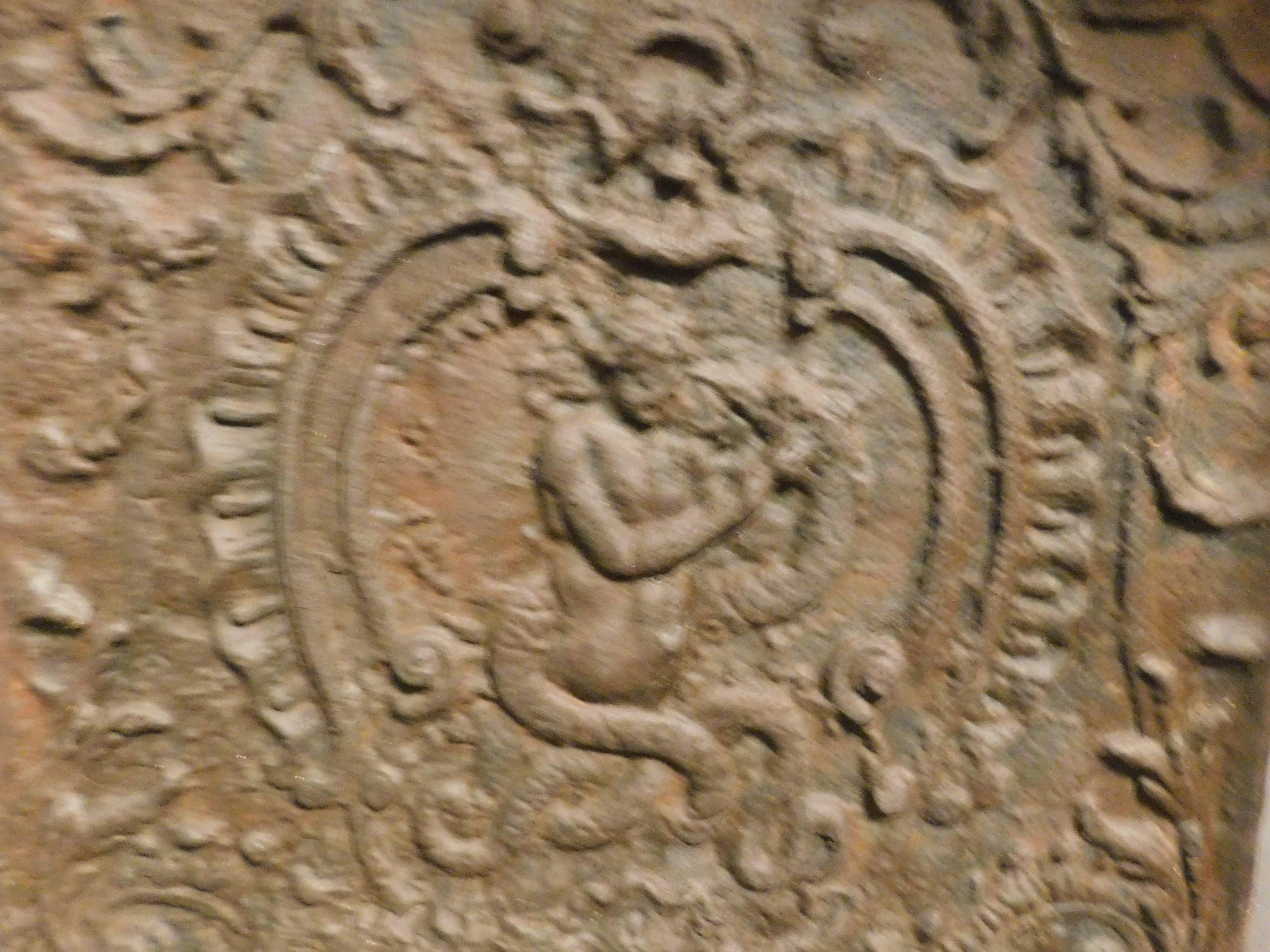Sculpté à la main Plaque arrière de cheminée en fonte richement sculptée, 70 cm x 70 cm en vente