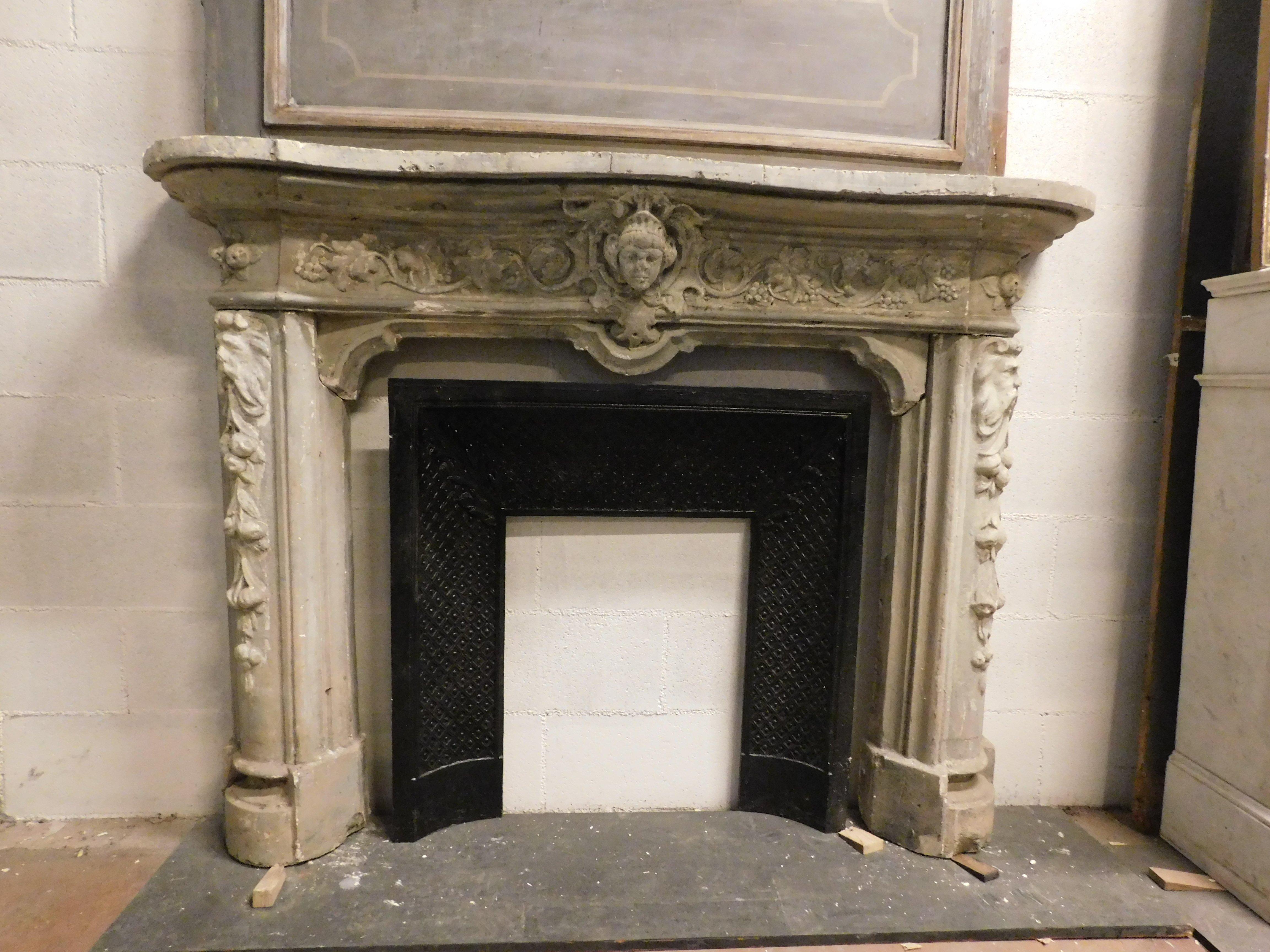 Ancient fireplace mantle frame, richly hand-sculpted in cement, created in Italy in the 1900s.
Very beautiful and refined, of great aesthetic impact even if not in stone, ideal in both modern and classic antique environments, you can range in