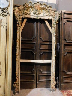 Cadre richement sculpté de coquillages, décorations florales et feuillues, Naples (Italie)