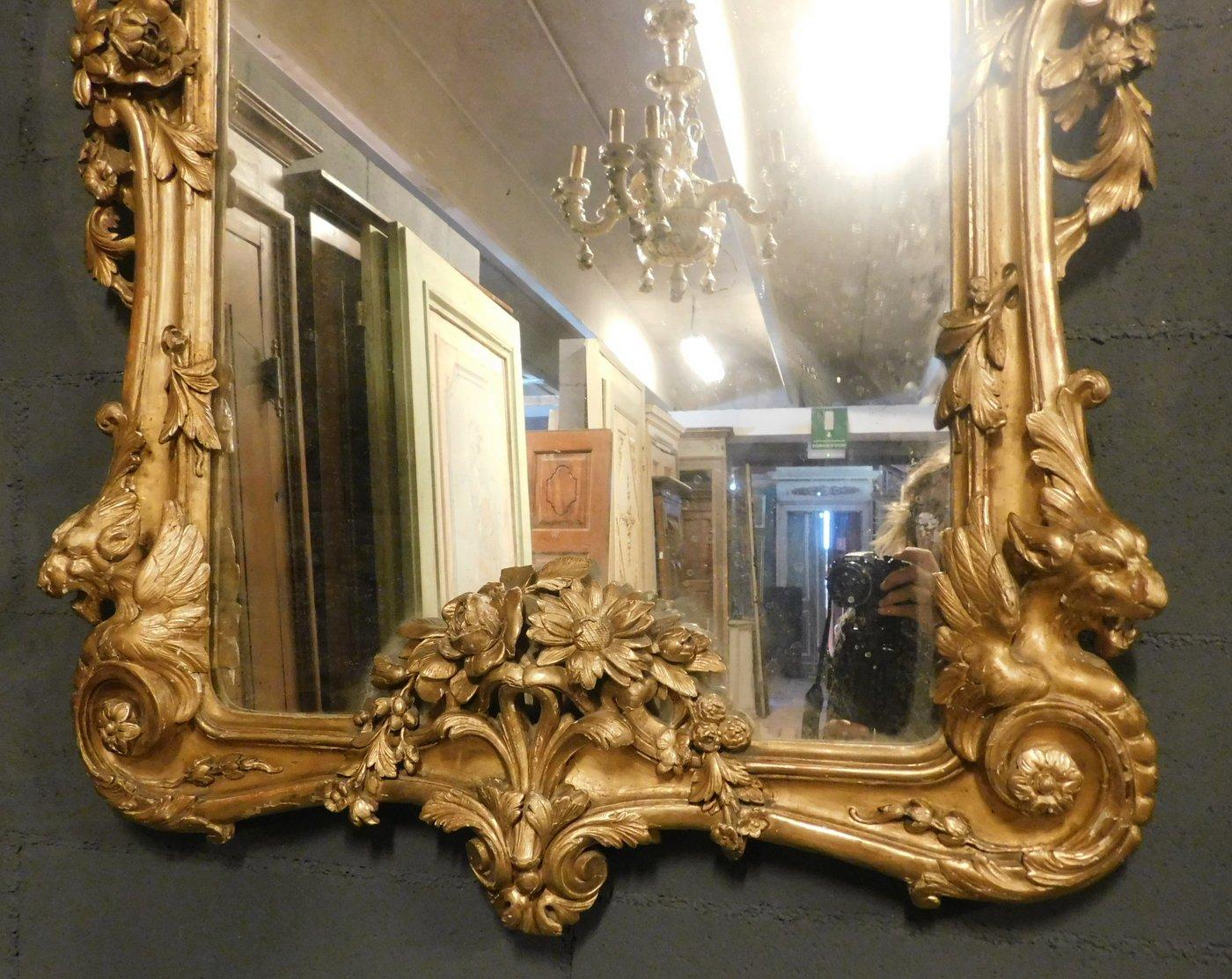 Italiano Specchio in legno dorato riccamente intagliato, Italia in vendita