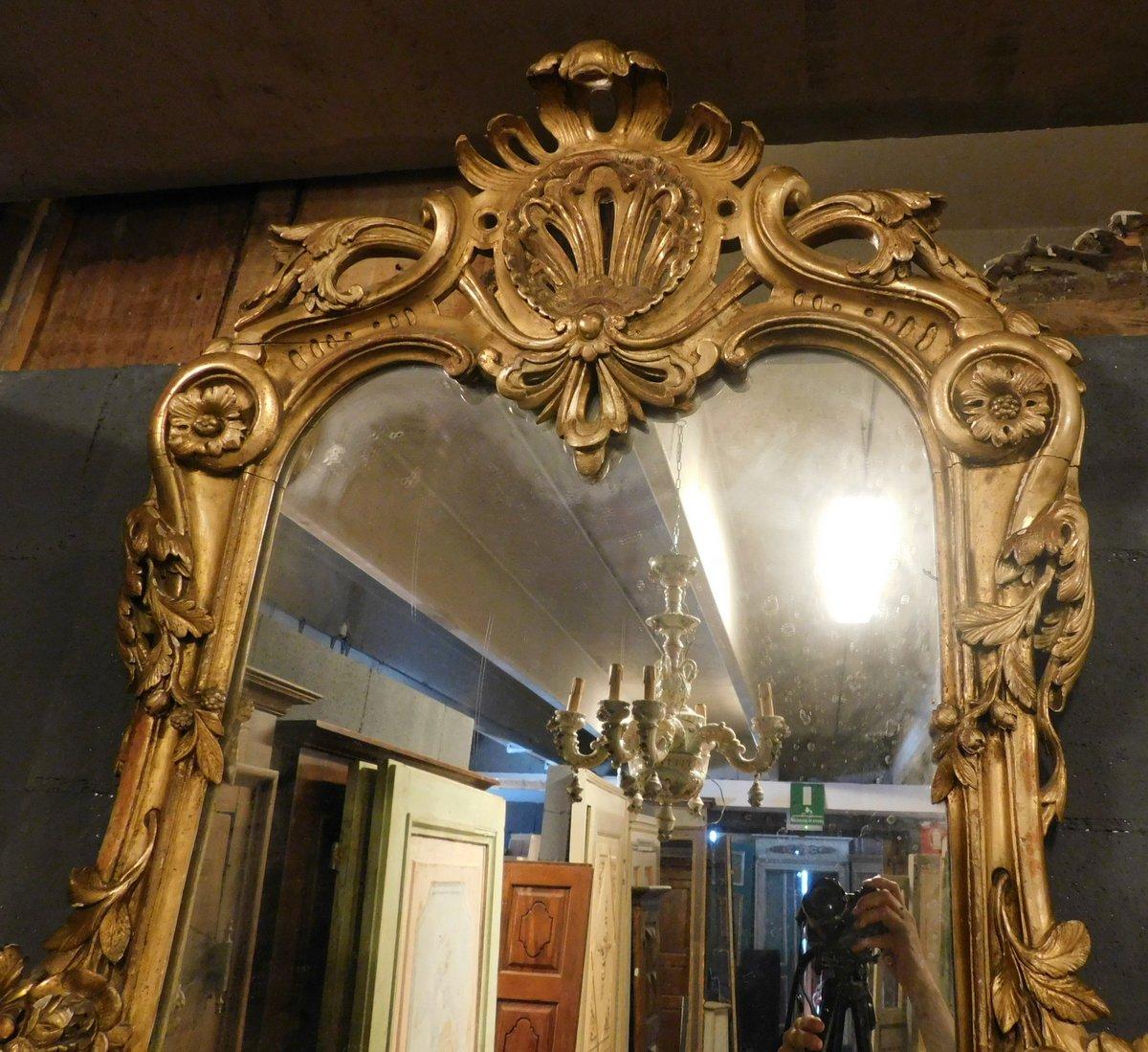 Dorato Specchio in legno dorato riccamente intagliato, Italia in vendita